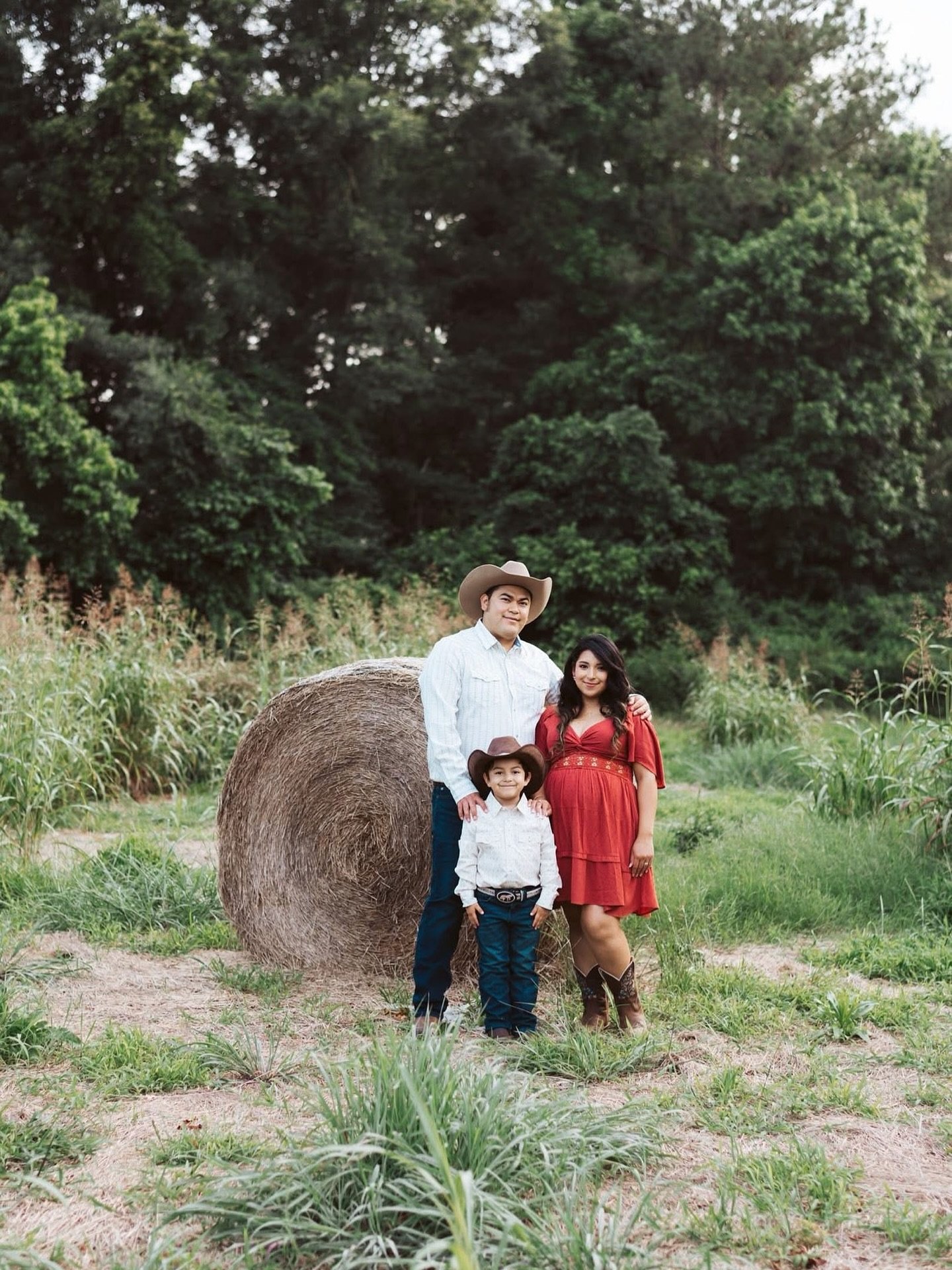A little southern charm, a lot of love.
We&rsquo;re loving how this sweet family brought their cowboy boots and smiles out to the hay bales this summer. The perfect mix of country and heart.

Booking now for summer sessions!
📸 @lindafayephotographyg