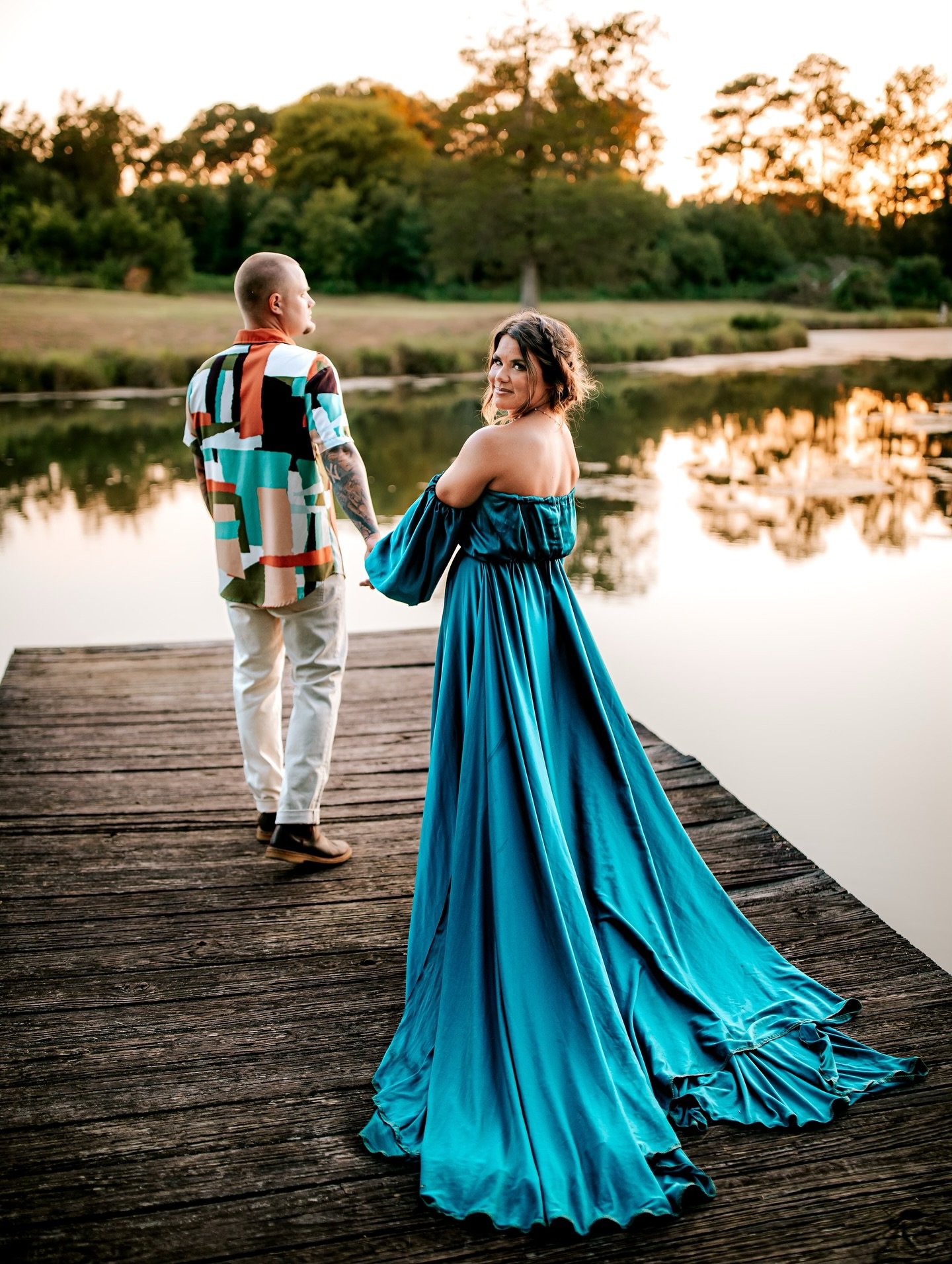 There&rsquo;s just something magical about our dock in the summertime 🌞 The way the golden hour light hits the water&hellip; unreal. Surrounded by blooming wildflowers and overlooking our peaceful lake, it&rsquo;s the dreamiest spot for your next se