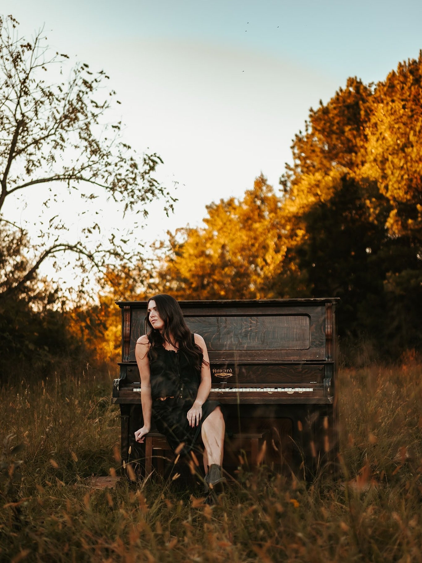 Fall will be here before we know it&mdash;and we&rsquo;re already dreaming up all the cozy, colorful sessions! 🍂 Our vintage piano is one of our favorite fall backdrops, and it brings such a magical, timeless vibe to every photo. Who&rsquo;s ready t
