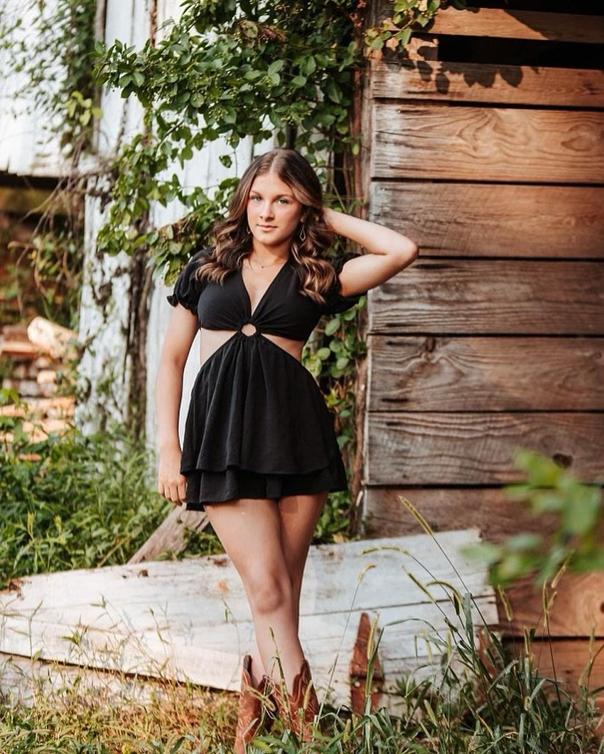 There&rsquo;s just something magical about our historic barn&mdash;especially with the lake glistening beside it and that golden hour glow. It&rsquo;s one of our favorite backdrops for timeless sessions and memory-making moments.

Booking now for sum
