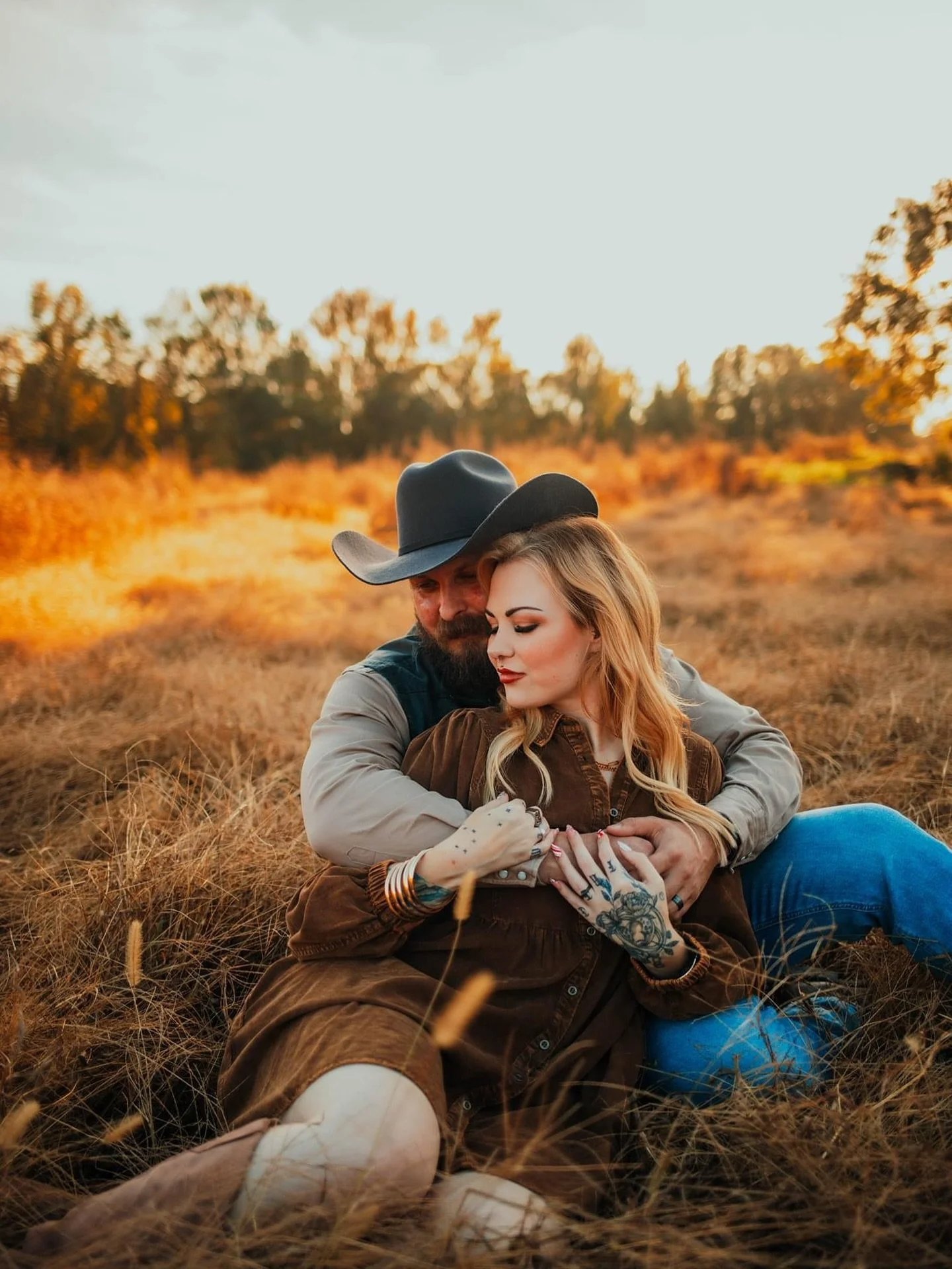 There&rsquo;s just something about that soft golden glow through the tall brown grass&hellip; warm, timeless, and absolutely dreamy. 🌾
It&rsquo;s the perfect backdrop for cozy fall sessions filled with movement, laughter, and light.

Booking now for