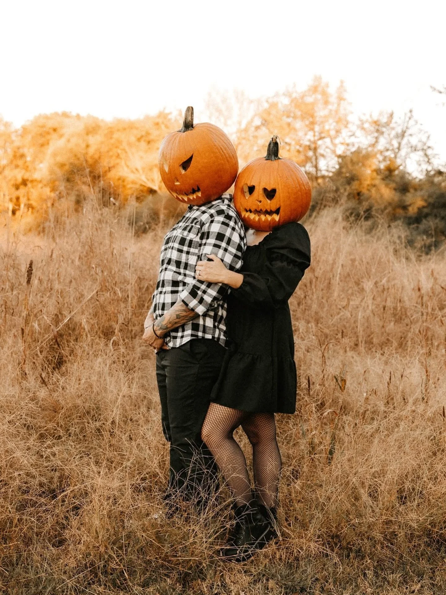 &ldquo;Love is in the air&hellip; and maybe a little pumpkin spice too 🎃🍂&rdquo;
Fall sessions at The Daffodil Farm are giving major spooky-cute energy this season. Whether you&rsquo;re planning something romantic, fun, or totally unexpected&mdash;