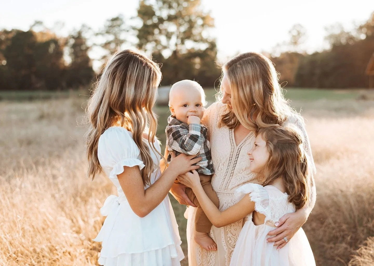 There&rsquo;s something timeless about a mama and her babies&hellip; the way little hands fit perfectly in hers, the way laughter fills the air, and the way love just lives in those quiet moments between poses. 🌿

This season, take the time to docum