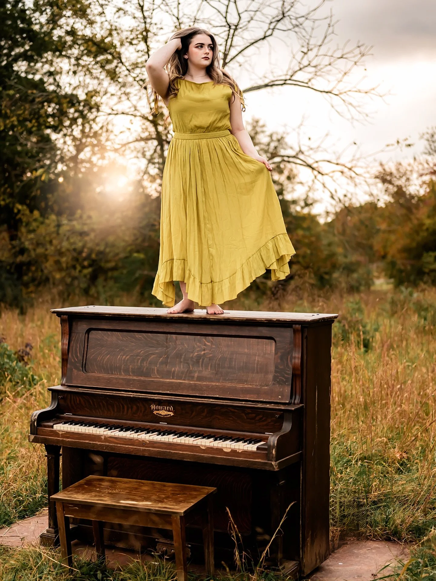 There&rsquo;s something timeless about our vintage piano&hellip; the way it catches the light, the soft reflection of the fields behind it, and how it brings a touch of elegance to senior portraits. Whether you&rsquo;re barefoot in a flowy dress or d