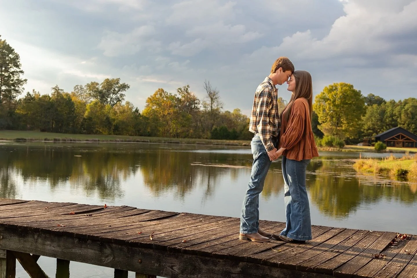 The way the light dances on the water at sunset&hellip; it&rsquo;s pure magic. Our dock is one of those places where every photo feels like a memory in motion. 🌅

Booking now for fall sessions!

📅 By appointment only.
📍 The Daffodil Farm | Calhoun