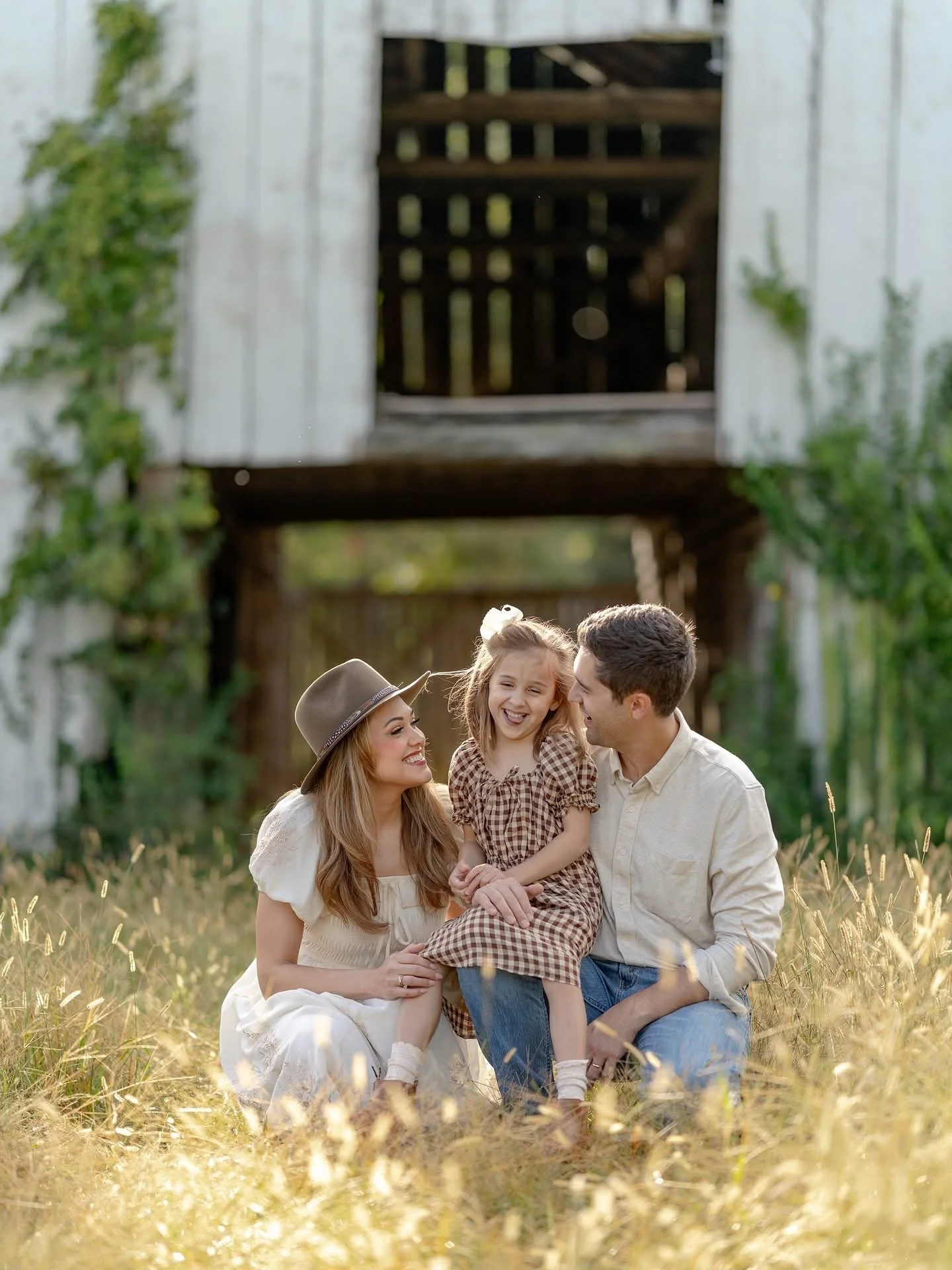Our historic barn is one of the most loved backdrops at The Daffodil Farm, filled with charm, character, and timeless southern beauty. ✨
Whether you&rsquo;re dreaming of cozy family portraits, rustic holiday photos, or a romantic couples session, thi