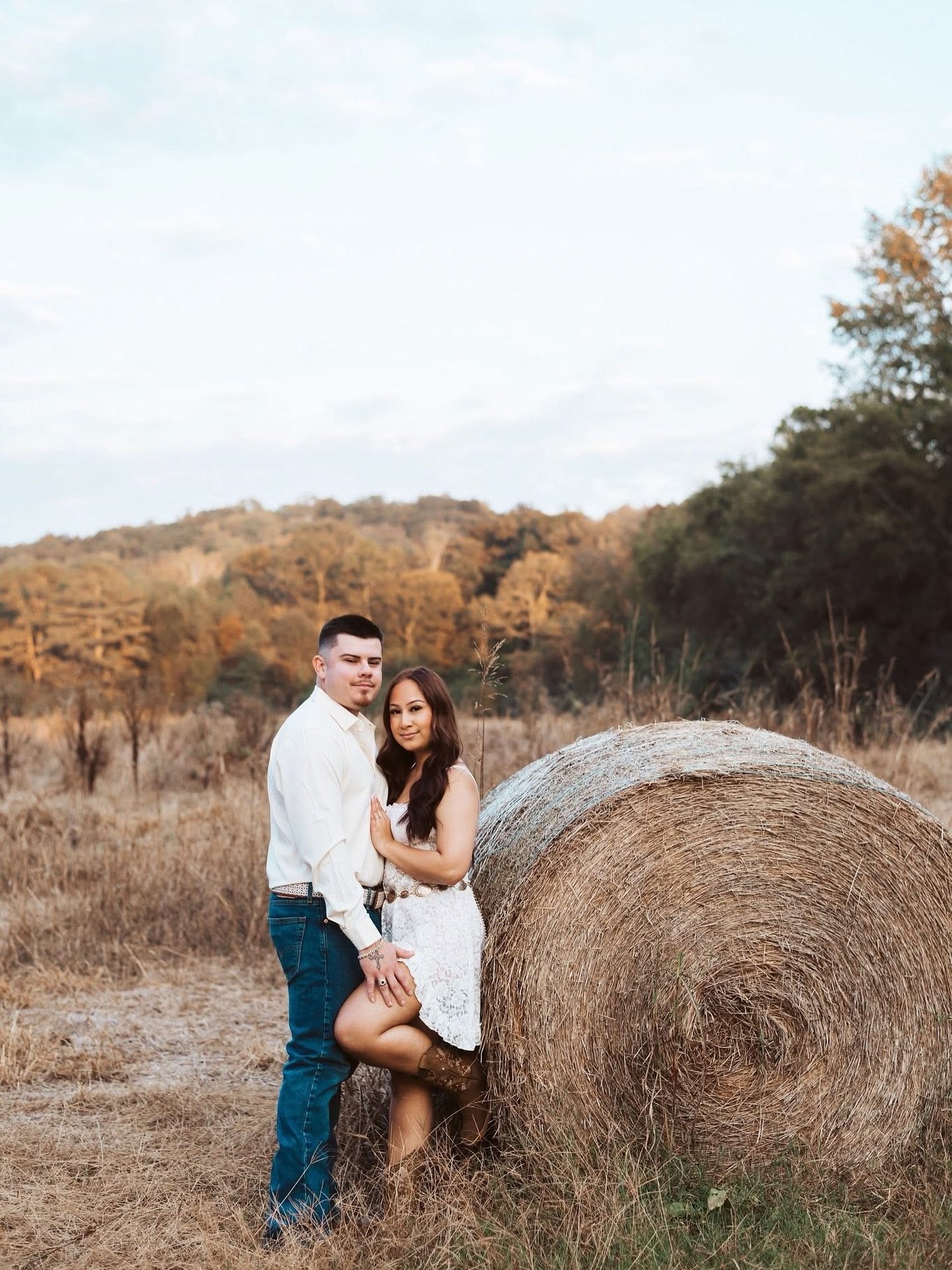 The Daffodil Farm is showing off right now&hellip; warm golds, soft browns, and the prettiest pops of red and orange everywhere you look. 🍁 It&rsquo;s that dreamy window of fall color that makes every photo feel straight out of a painting.

Booking 