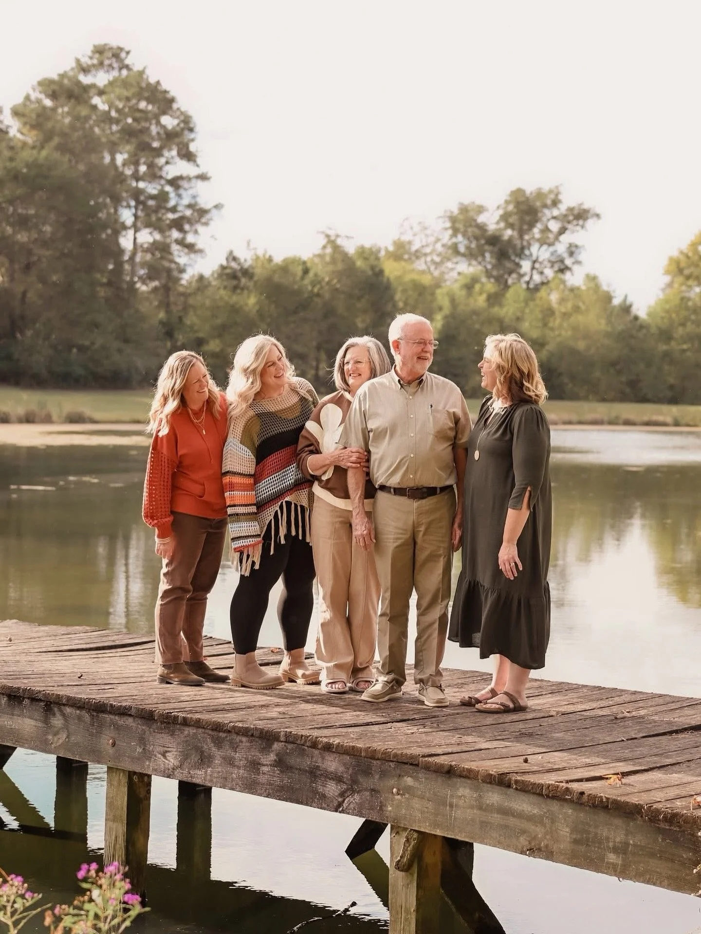 Our dock overlooking the 5-acre lake is one of the most peaceful and scenic spots on the property. 🌿✨
It&rsquo;s spacious enough to fit up to eight people, making it perfect for large family photos, engagement sessions, or just capturing those quiet
