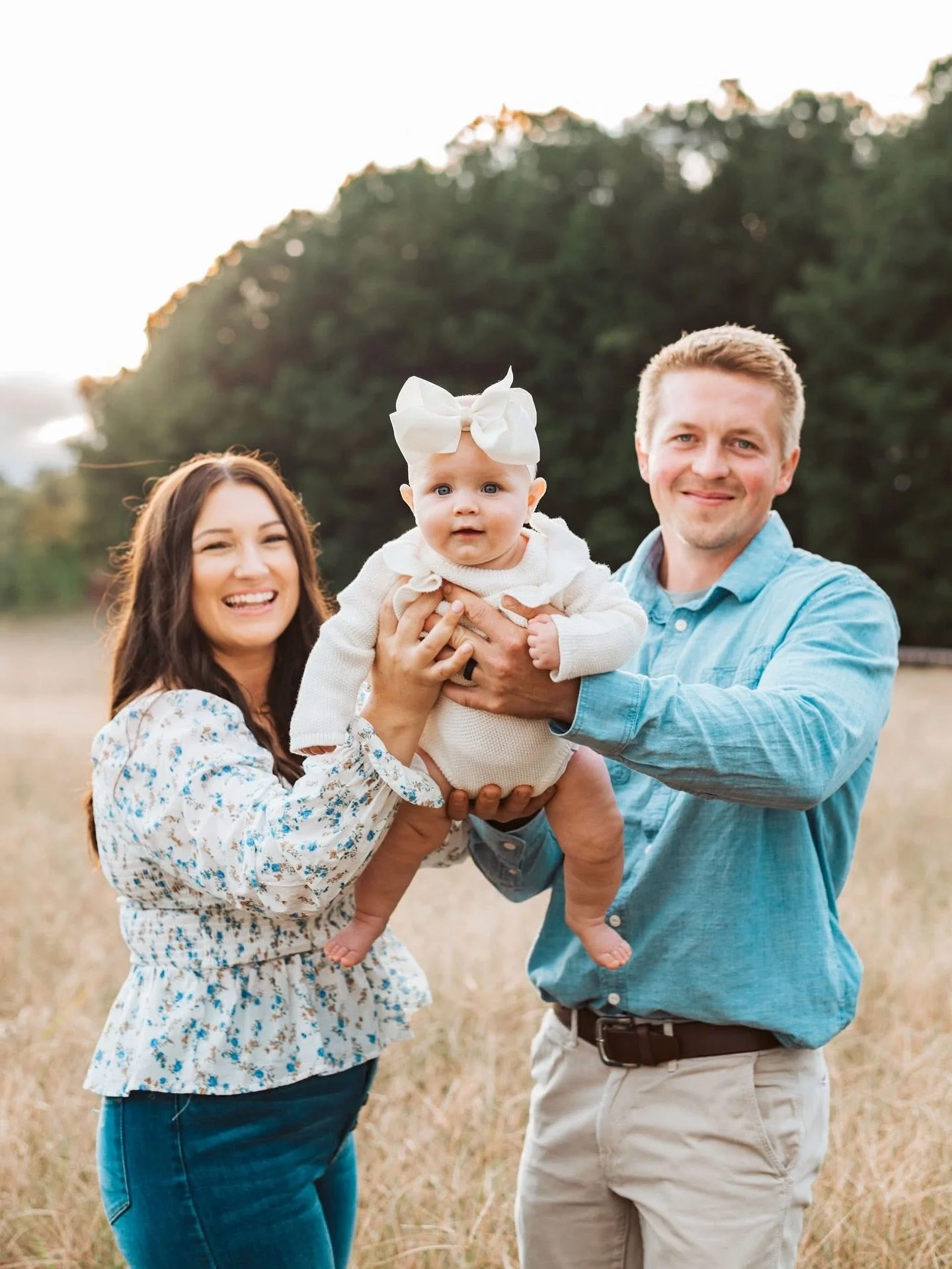 We still have a few gorgeous spots open for this weekend at The Daffodil Farm! 🍂 Whether you&rsquo;re planning a cozy family session, a sweet couples shoot, or just want to soak up the fall colors, it&rsquo;s the perfect time to visit. The fields ar