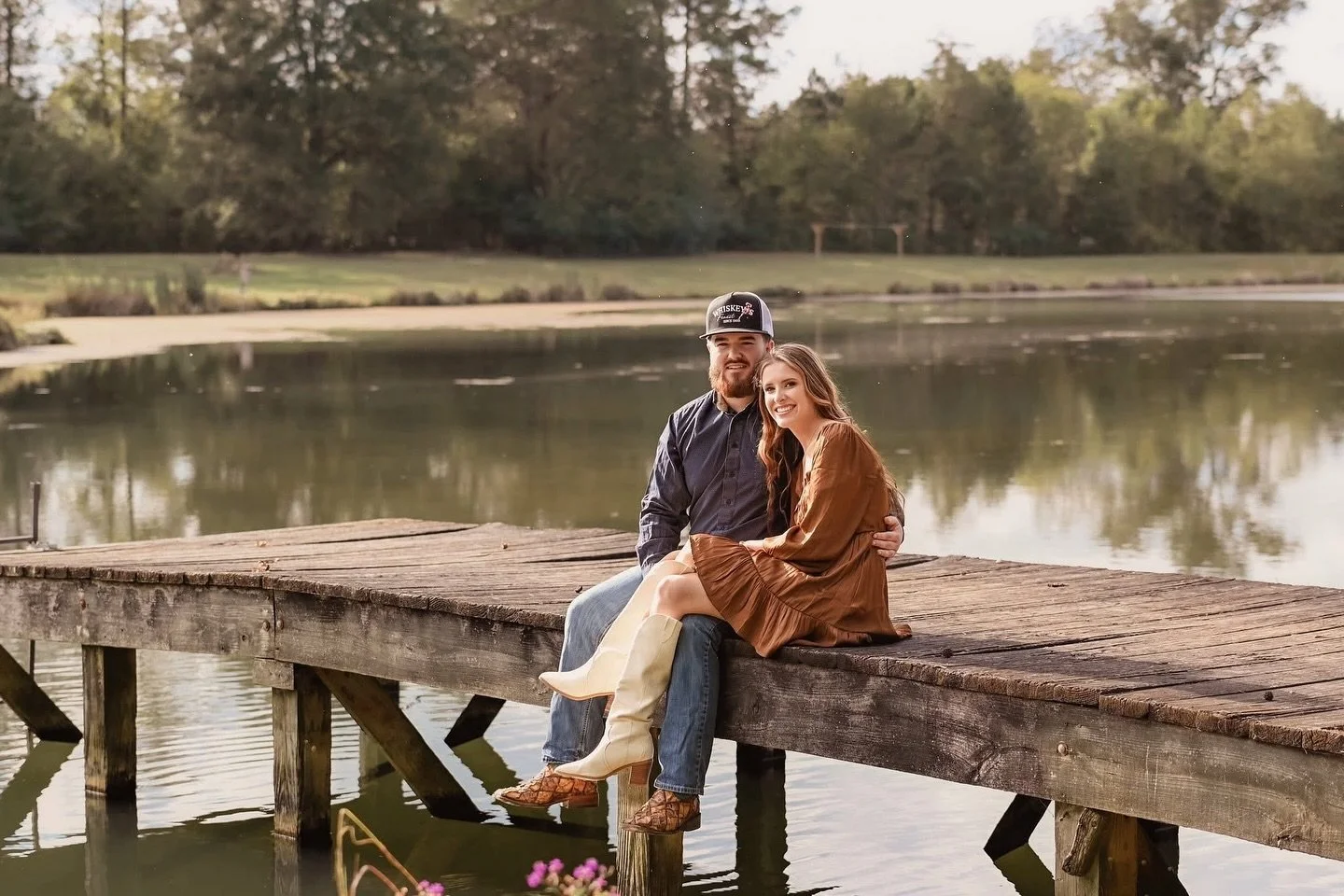 There&rsquo;s something so peaceful about our dock overlooking the 5-acre lake. 💛
It&rsquo;s one of those spots where time seems to slow down &mdash; whether you&rsquo;re laughing with family, cozying up with your favorite person, or just soaking in