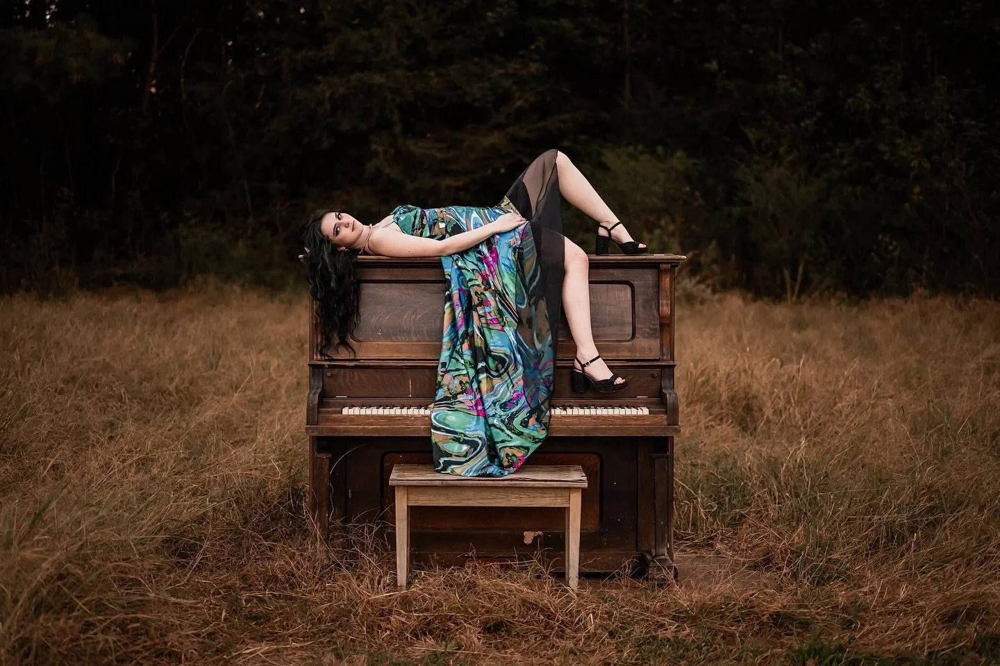 Our vintage piano is one of those details that makes The Daffodil Farm feel truly one of a kind. 🎹✨
Whether it&rsquo;s nestled in the field surrounded by golden light or styled for a cozy seasonal setup, it brings such a timeless and romantic touch 