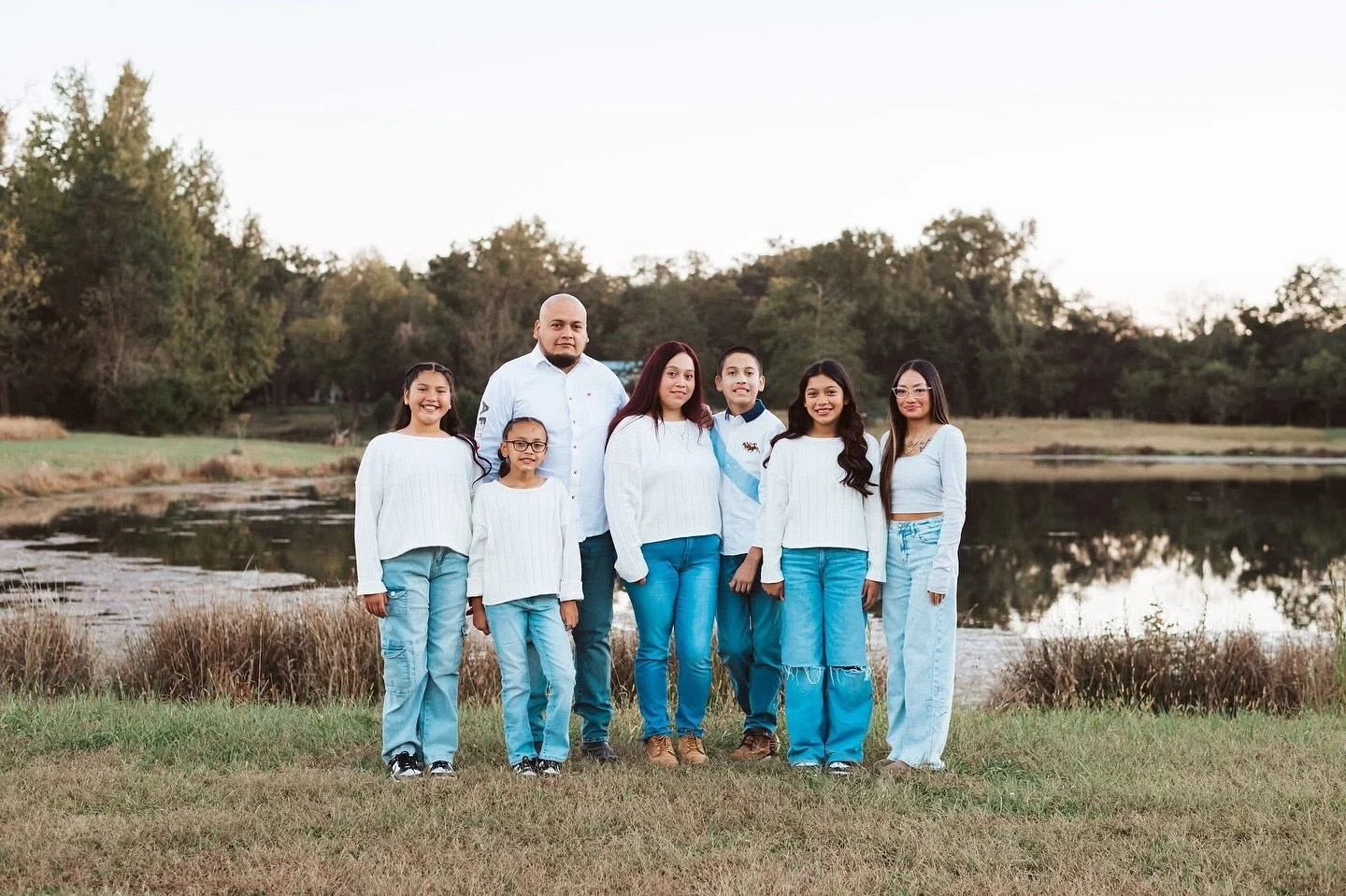 There&rsquo;s just something so peaceful about our lake&hellip; it&rsquo;s one of those spots that feels still and timeless, perfect for capturing those genuine family moments surrounded by the warmth of the farm. 🤎

Booking now for fall and winter 
