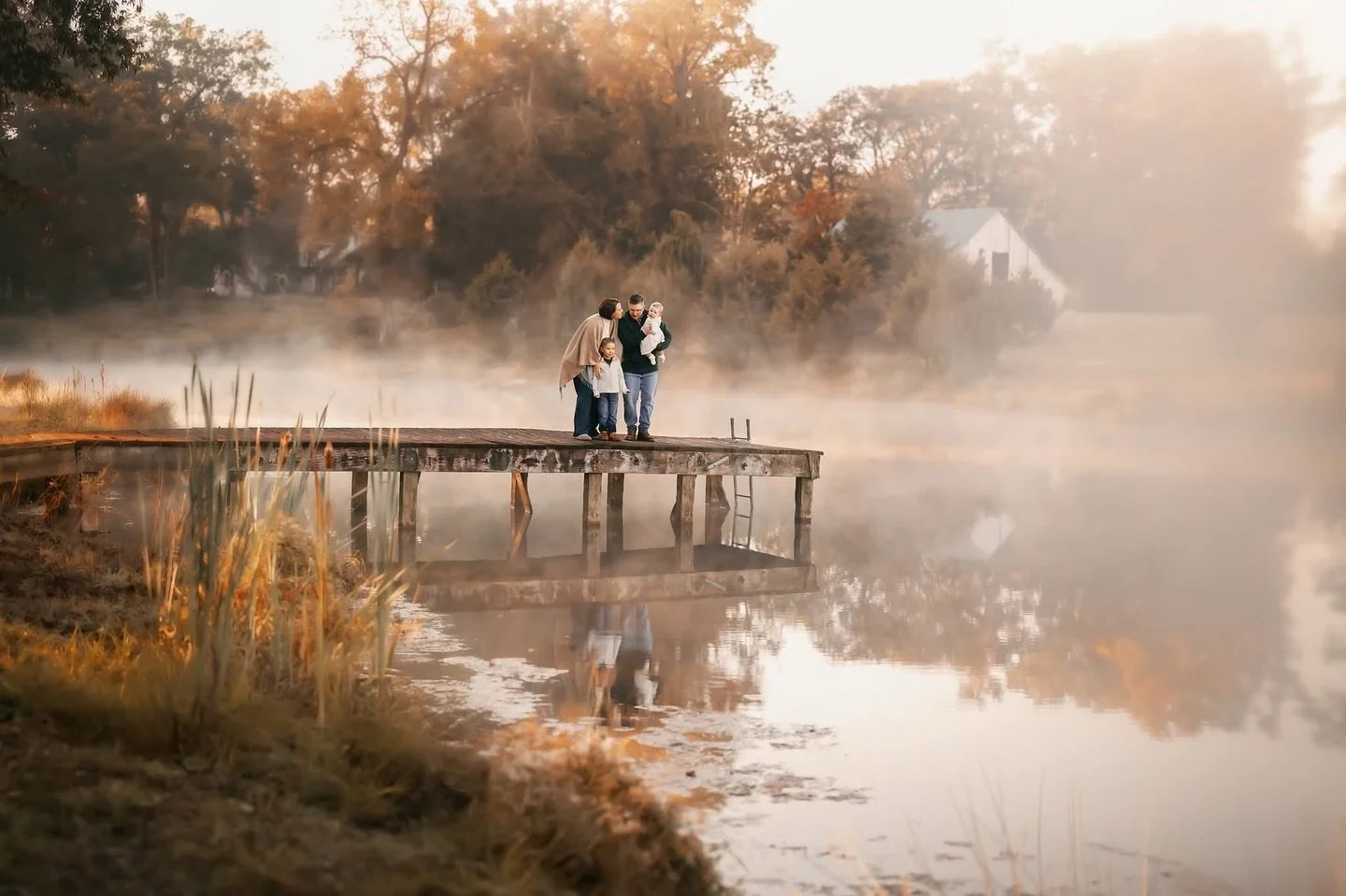 There&rsquo;s nothing more beautiful than the morning fog rolling over the lake&hellip; soft, still, and full of that quiet kind of magic that makes you pause and take it all in. 🌫️✨ It&rsquo;s one of those moments that photos barely do justice, but