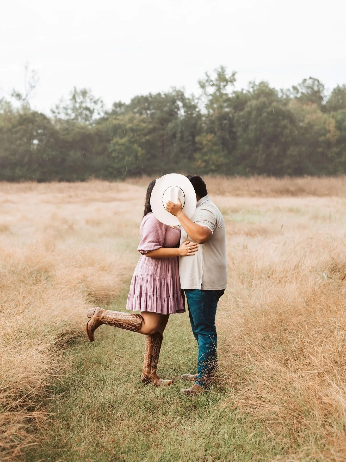 The weather this weekend couldn&rsquo;t be more perfect for photos&hellip; that dreamy fall glow before our little cold front rolls in Monday. 🍂✨

We still have a few spots open, so if you&rsquo;ve been waiting to book &mdash; now&rsquo;s your chanc