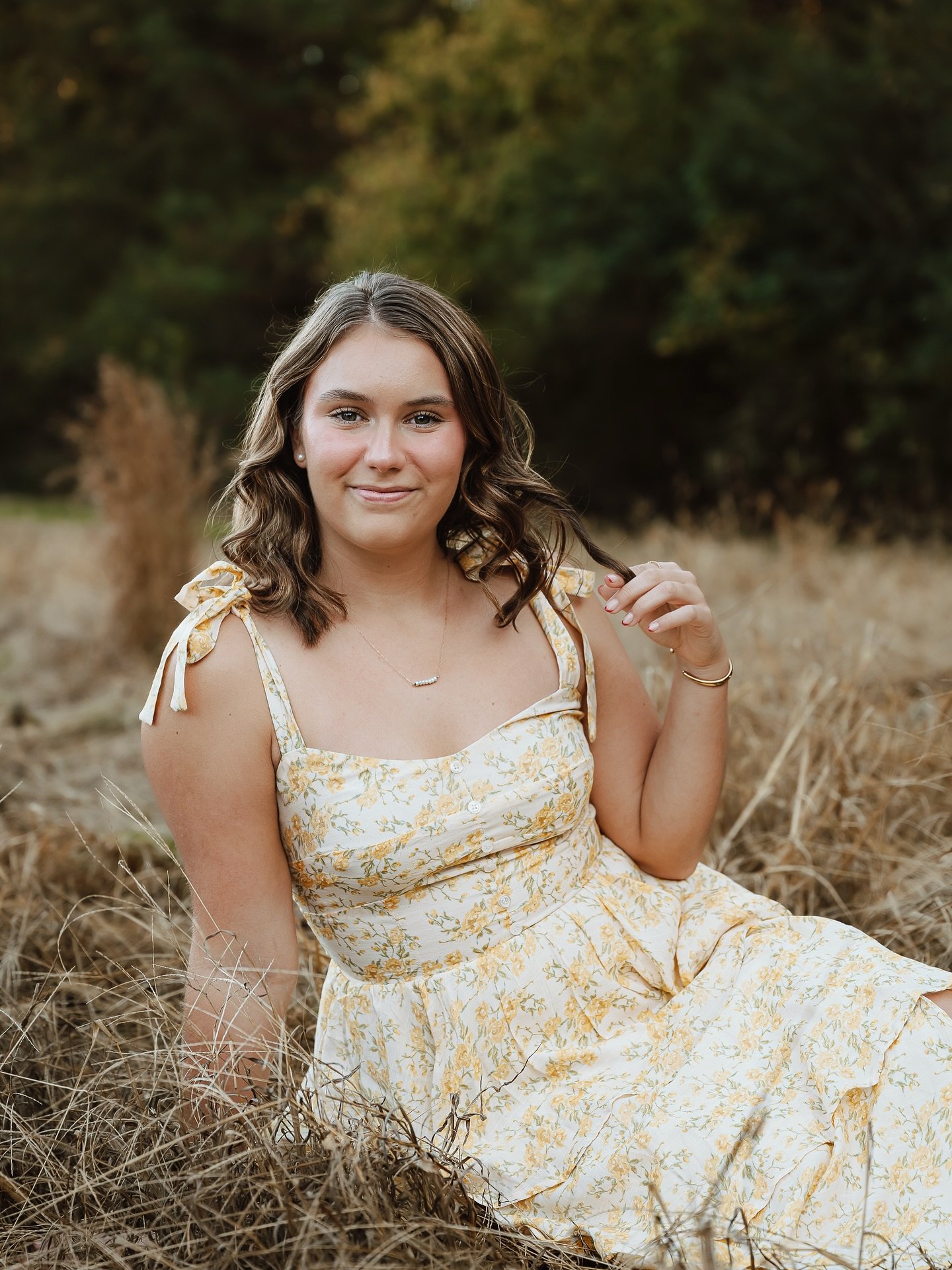 That warm golden glow hits different out here&hellip; the perfect backdrop for celebrating this season of life. ✨
Booking now for fall senior sessions!

📅 By appointment only.
📍 The Daffodil Farm | Calhoun, GA

📷: @laurenblairlewphoto 

&bull; &bu