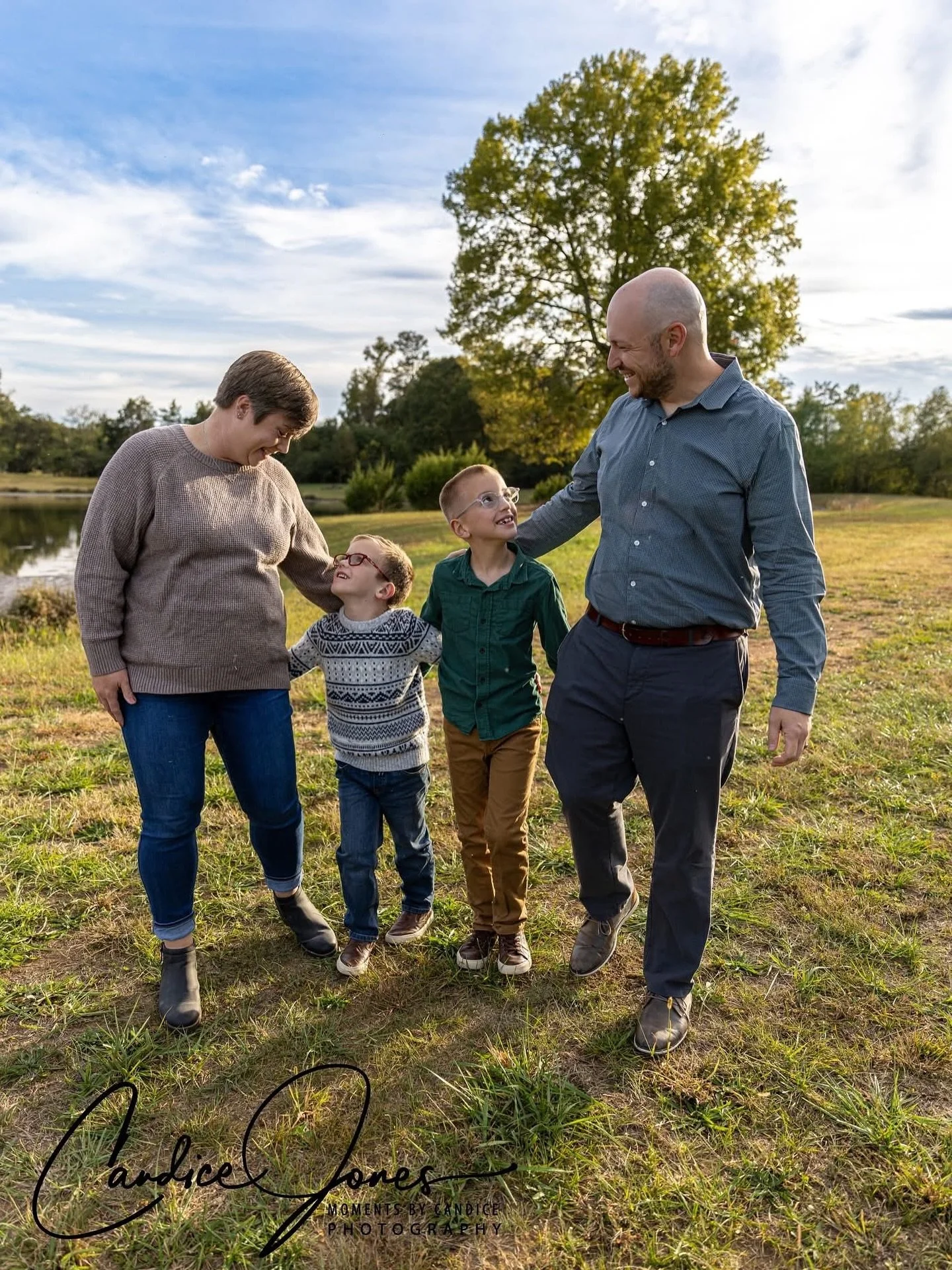 Looking for the perfect spot for your family photos? We&rsquo;ve got you covered. 🌾✨

From our rope swing to the vintage barn and wildflower fields, The Daffodil Farm has everything you need to create timeless, beautiful memories. Don&rsquo;t stress