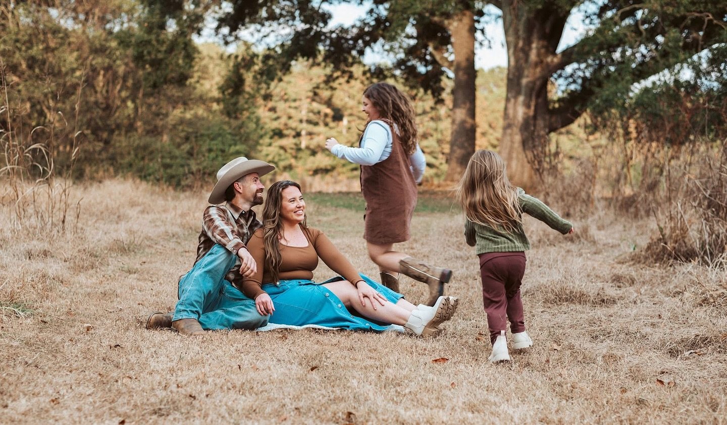 We still have a few openings for sessions this weekend! 🍂 Whether you&rsquo;re planning cozy family photos, sweet couples portraits, or just want to soak up the beauty of the farm, this is the perfect time to do it.

📅 By appointment only.
📍 The D