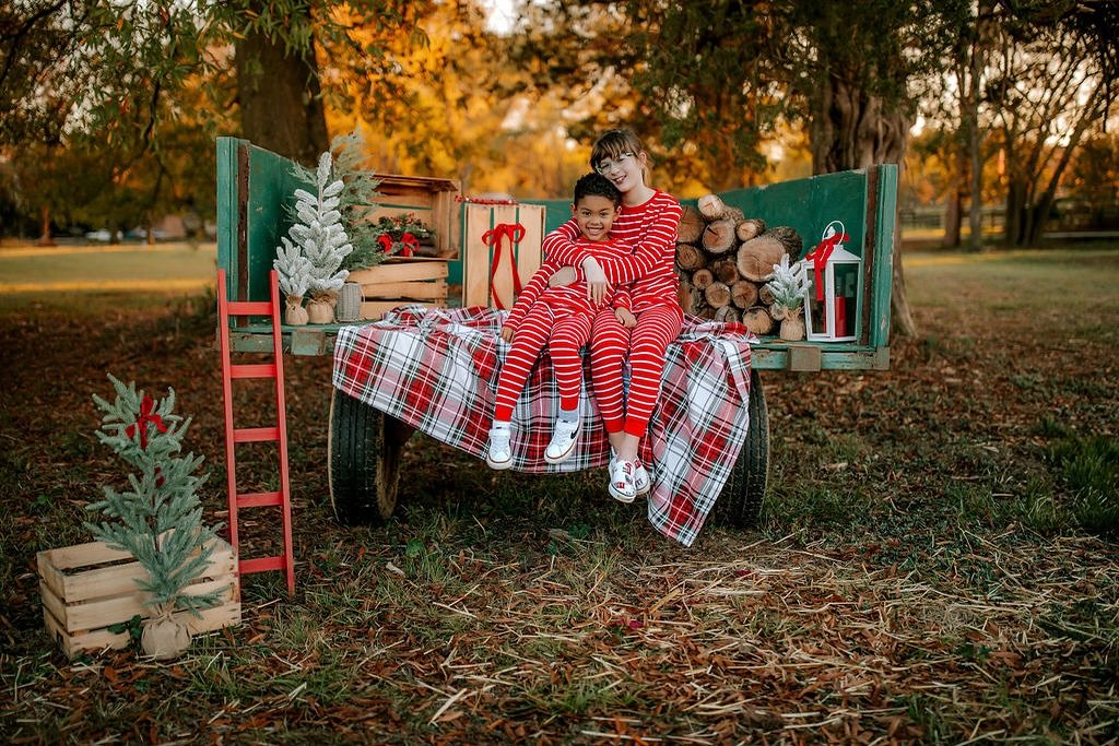 Step inside our Christmas trailer at The Daffodil Farm&hellip; where twinkle lights glow, cozy blankets are waiting, and every corner feels like a holiday movie moment. 🎄✨

Whether it&rsquo;s matching pajamas, snuggles with your little ones, or capt