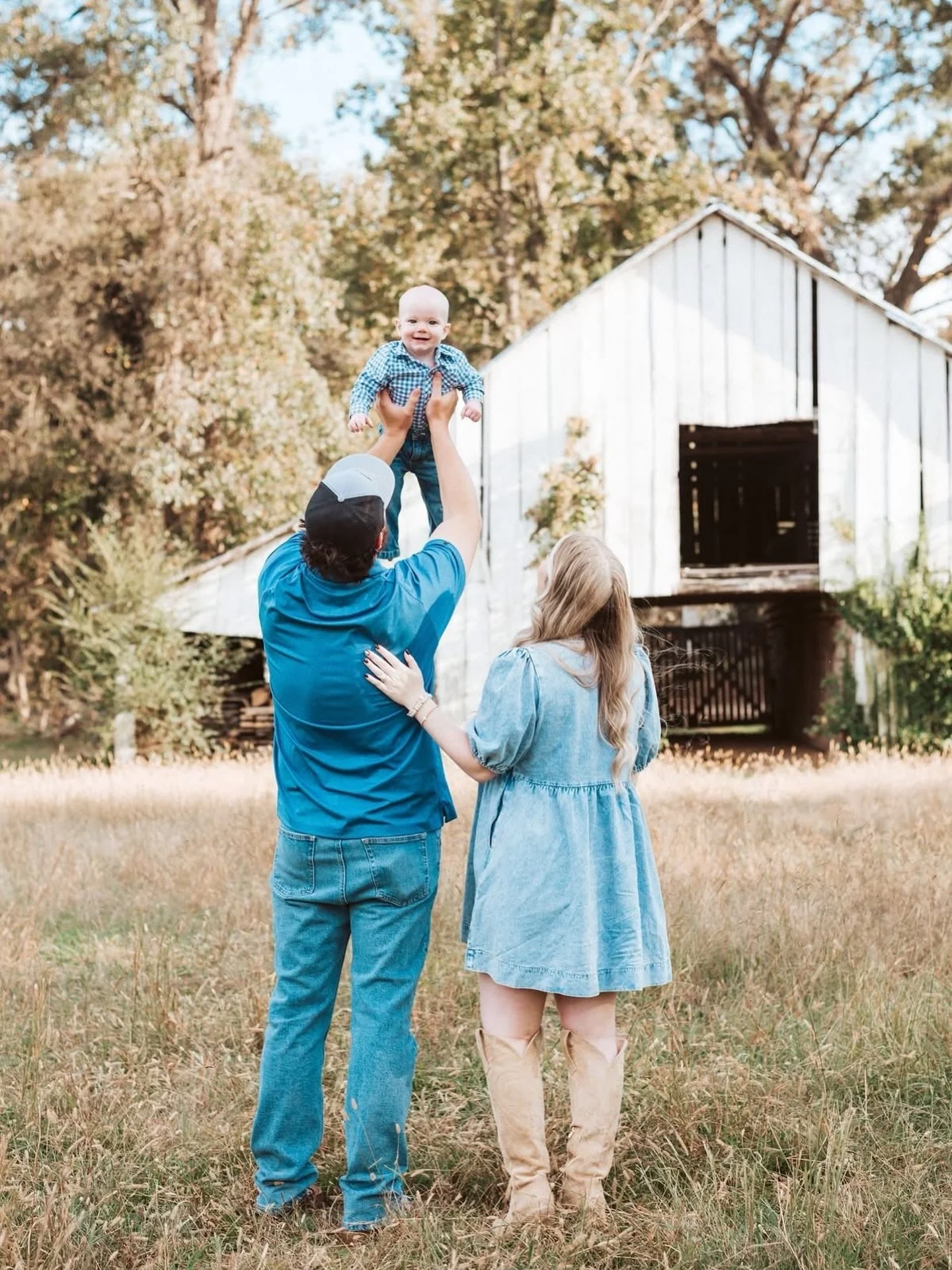 Our vintage big white barn over at Entrance B will always be a favorite. 🤍✨

No matter what kind of session you&rsquo;re shooting &mdash; families, couples, holiday photos, seniors, or branding &mdash; this backdrop sets the tone every single time. 