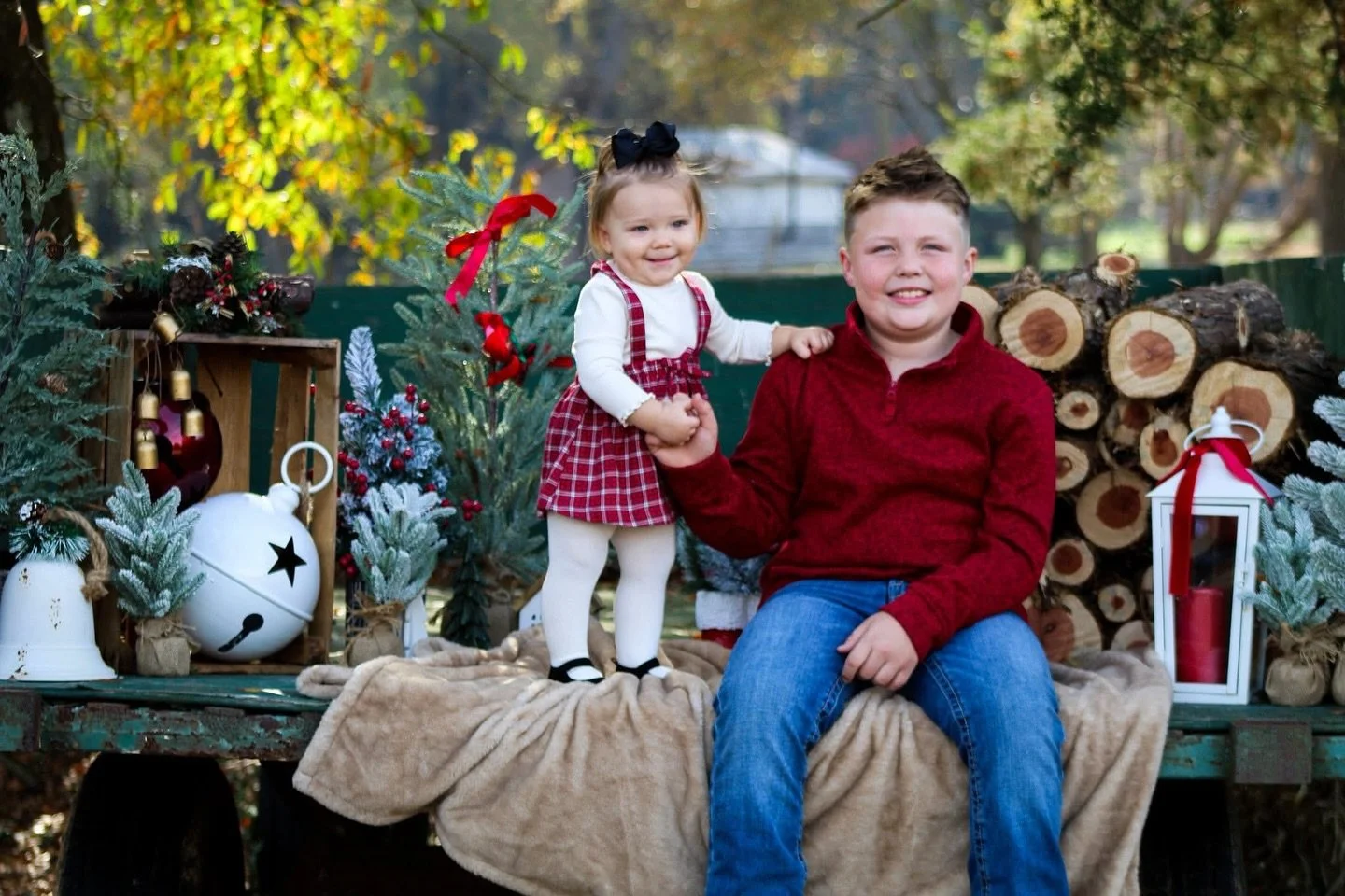 Have you scheduled your Christmas card photos yet? 🎄 

Not only do we have this adorable wagon setup, but our Christmas Barn is fully dressed for the season too. Choose your favorite&hellip; or enjoy both &mdash; it&rsquo;s completely up to you!

An