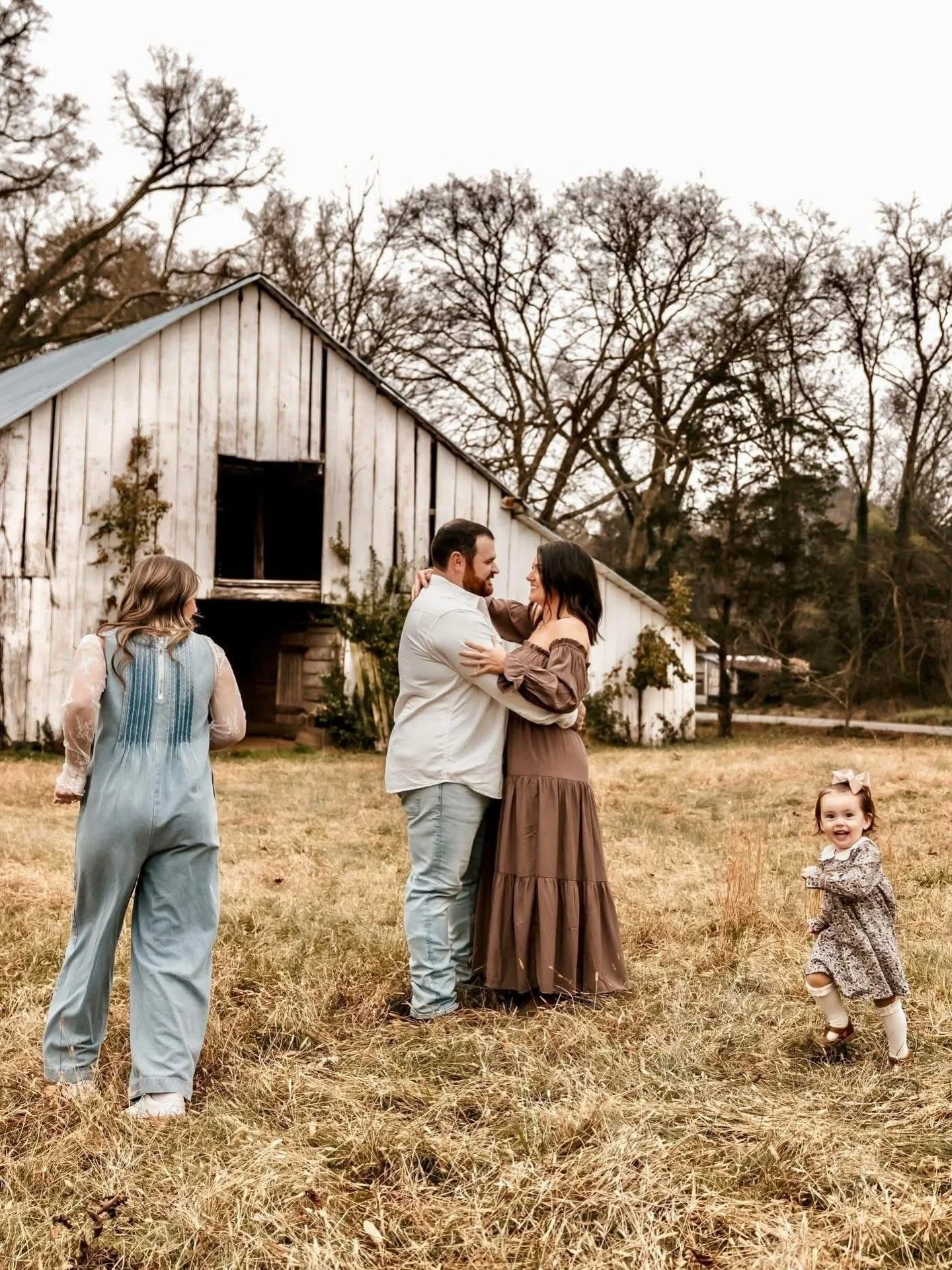 Where the kids run free, the love feels steady, and the moments in between matter the most.
This is what sessions at The Daffodil Farm are all about&hellip; connection, movement, and letting your story unfold naturally in a place that feels like home