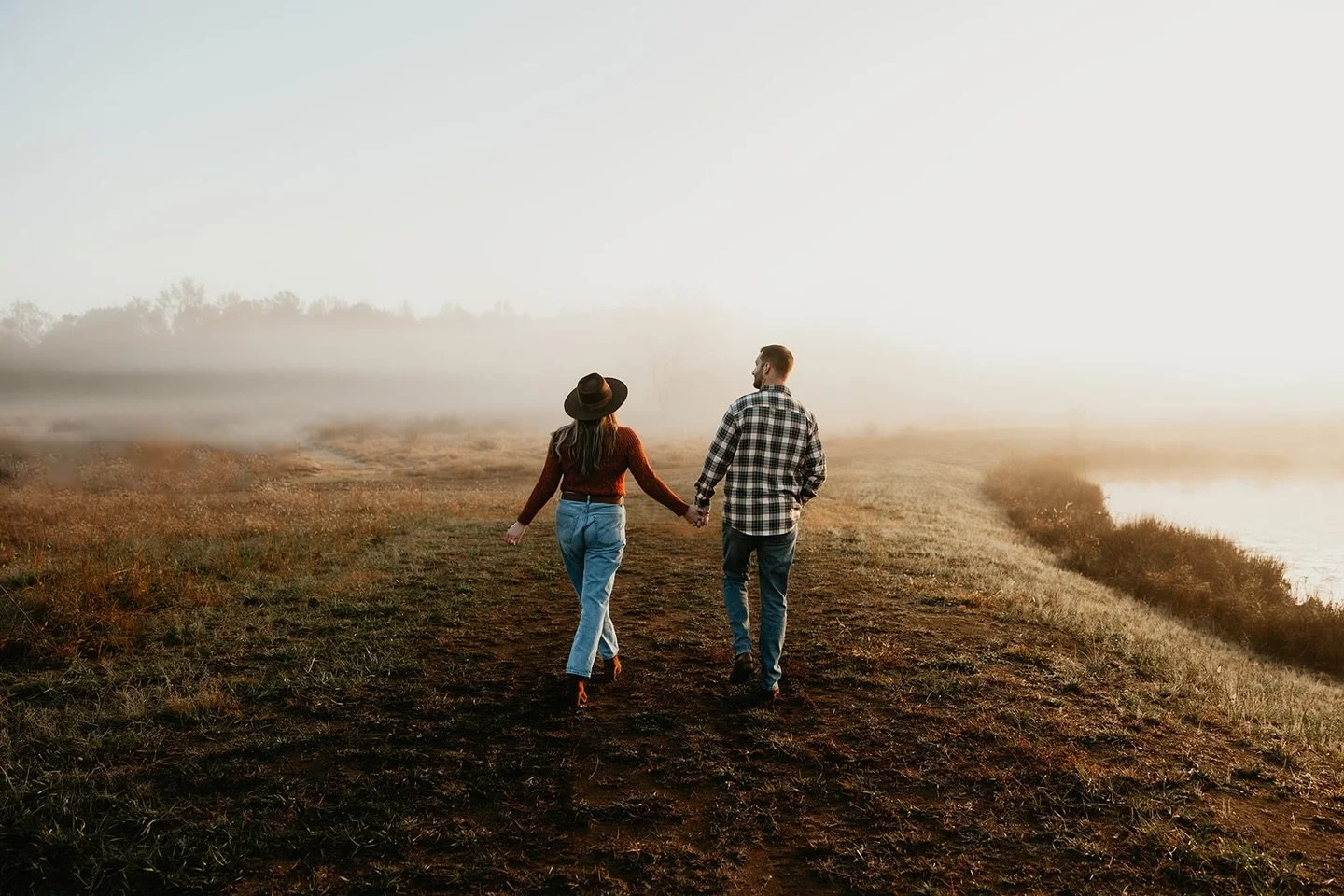 There&rsquo;s something extra magical about foggy mornings at The Daffodil Farm&hellip;
The way the mist settles over the fields, the light peeks through the trees, and everything feels calm, quiet, and timeless. It&rsquo;s the kind of atmosphere you