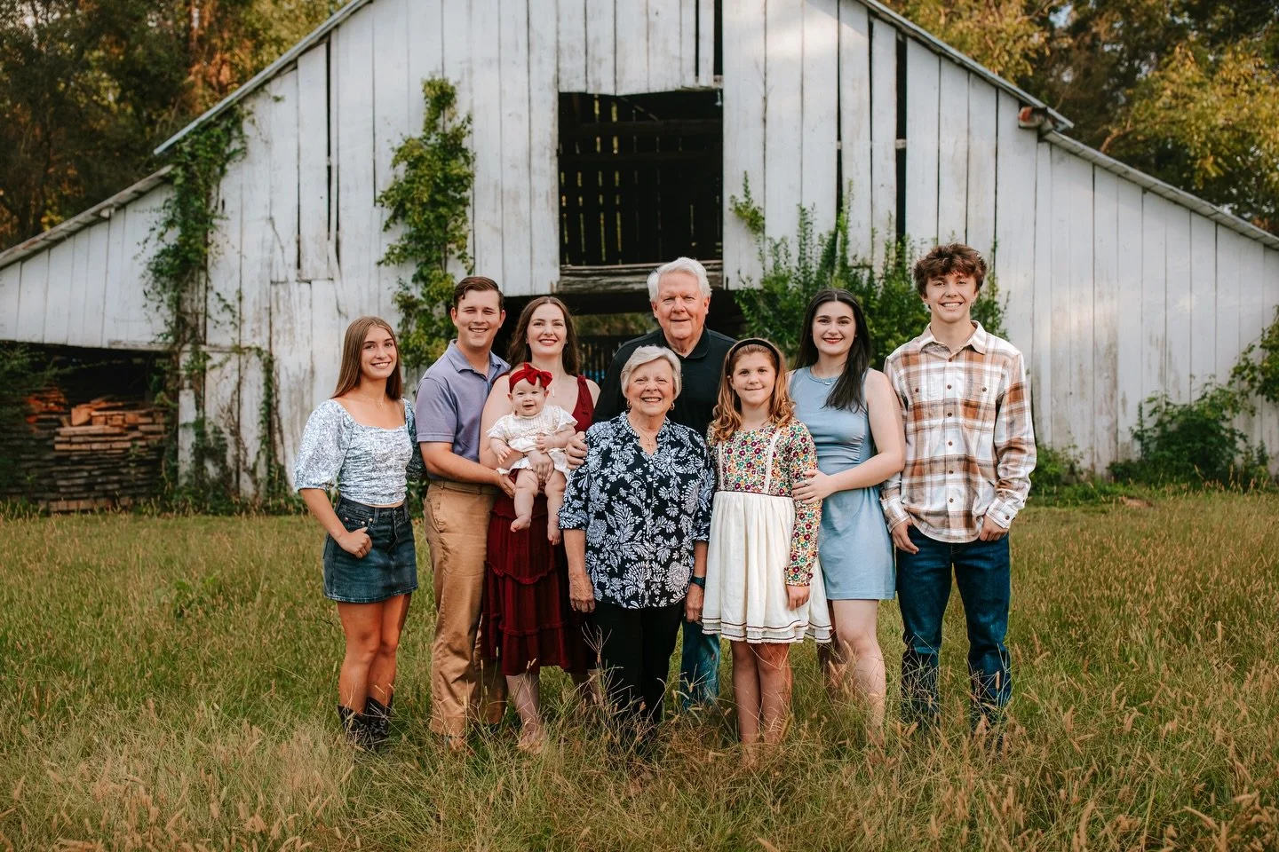 Generations gathered, arms wrapped tight, and stories layered deep &hellip; our vintage white barn was made for moments like this 🤍

Extended family sessions at The Daffodil Farm are all about connection &mdash; grandparents, cousins, siblings, and 