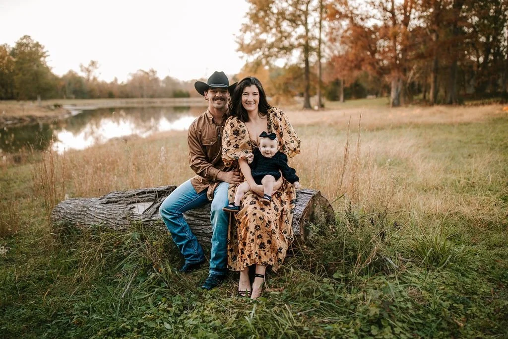 It&rsquo;s not too late 🤍

Barefoot babies on the logs, siblings snuggled in, and those last little moments before the season shifts &hellip; this is your sign.

We still have a few spots open this week for last-minute family sessions at The Daffodi