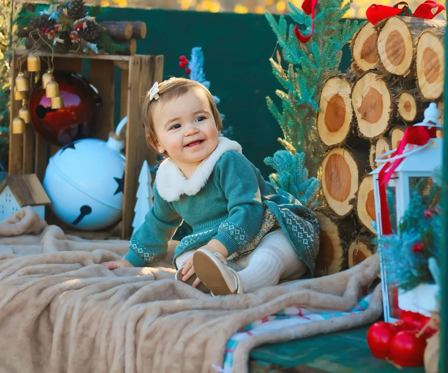 The softest little moments&hellip; tiny toes, sweet smiles, and holiday magic wrapped up in our cozy wagon. These are the fleeting details you&rsquo;ll want to remember long after the season ends.

Only one more week to capture this setup before it&r