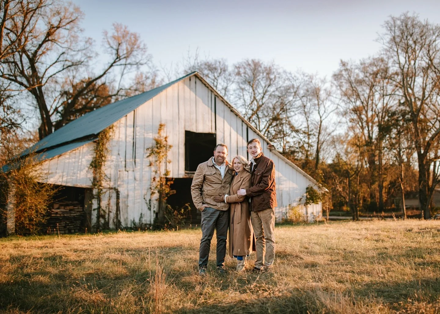 Some backdrops never go out of style&hellip;
Our white historic barn has been part of so many family stories, and it&rsquo;s still one of our most loved spots for photos that feel classic, meaningful, and full of heart.

The kind of place where littl