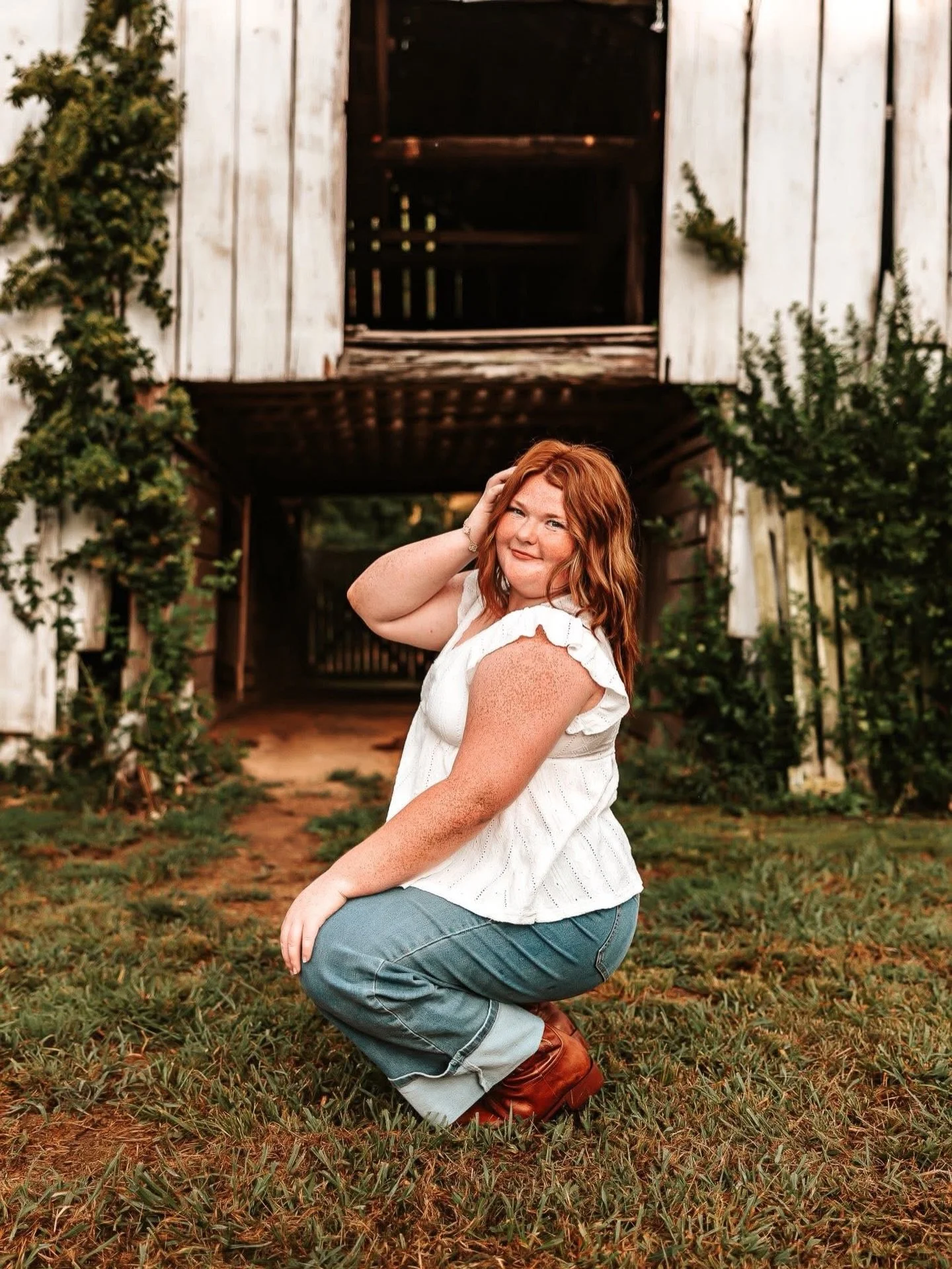 This season is all about becoming&hellip;
Standing right on the edge of everything that&rsquo;s next.

Senior sessions at The Daffodil Farm are meant to feel natural, effortless, and true to who you are right now. No stiff poses. Just confidence, per