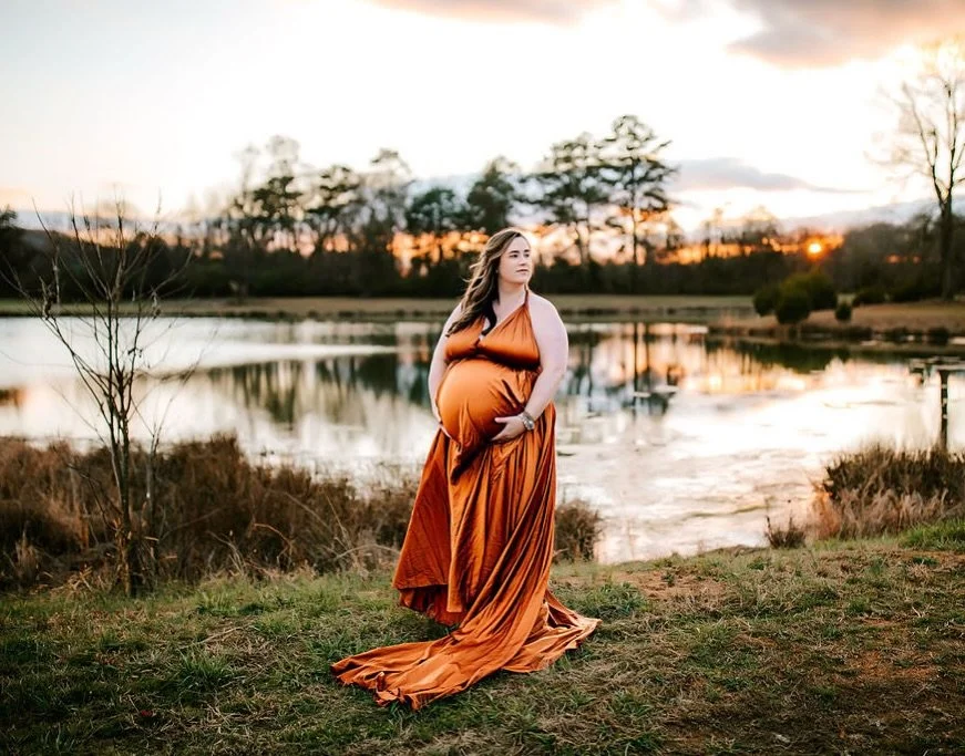 Quiet moments like this are some of our favorite ones to capture&hellip;
A mama, a little light pouring in, and the beautiful anticipation of everything that&rsquo;s about to change.

These are the in-between moments. The waiting. The dreaming. The s