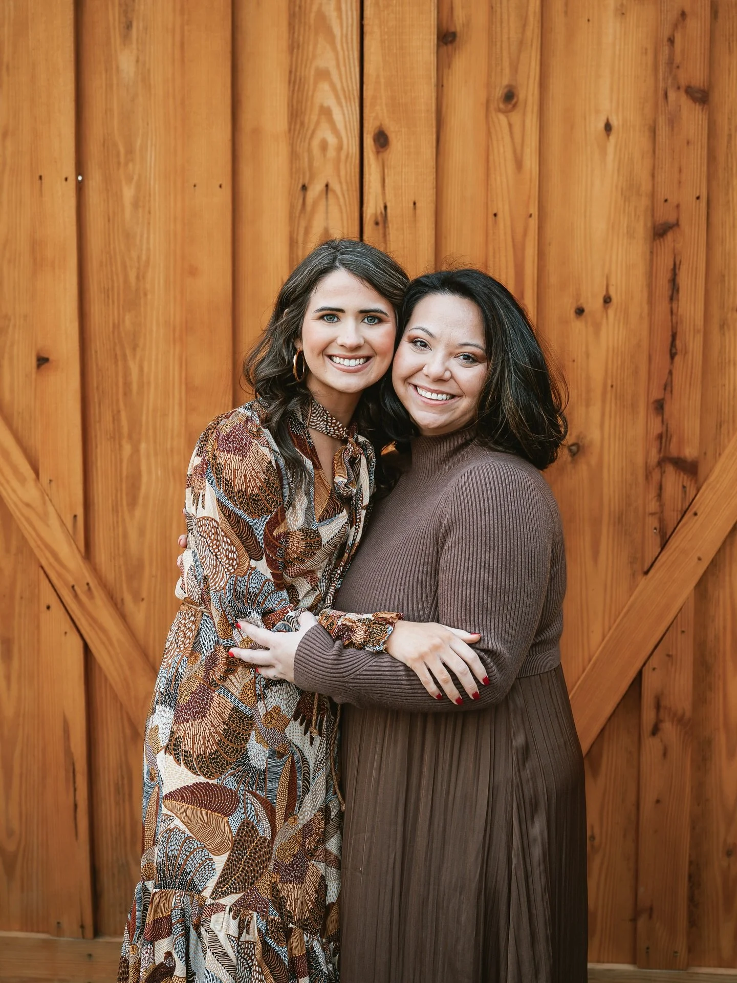 How gorgeous are our black modern barn and those sliding farmhouse doors 😍
Clean lines, bold contrast, and just the right amount of cozy&hellip; it&rsquo;s one of our favorite backdrops for timeless, elevated sessions at The Daffodil Farm.

Booking 