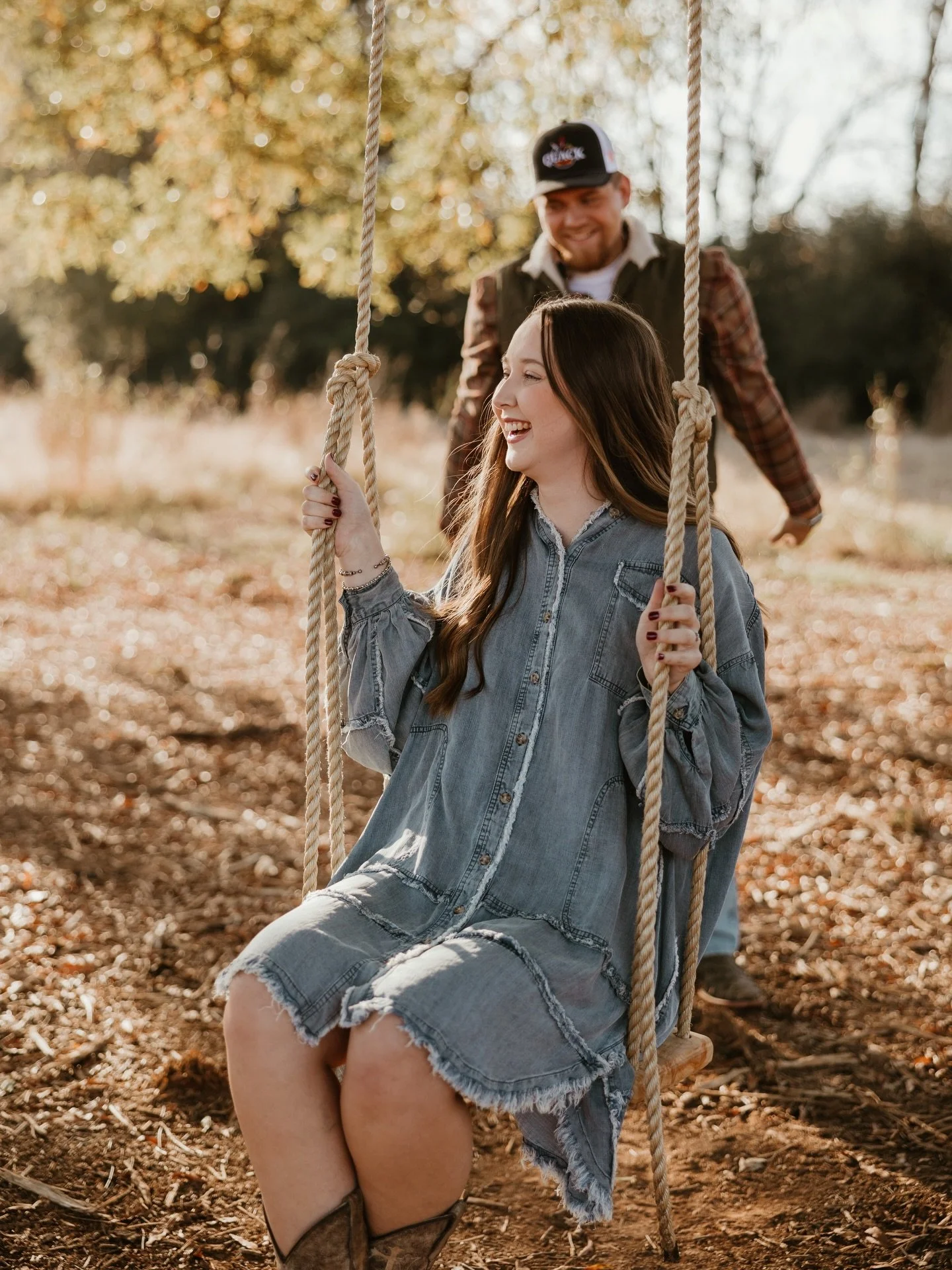 Tucked beneath one of the most beautiful, giant trees on the property, our rope swing in Field Two is pure magic. From playful moments with kids to quiet, nostalgic frames, it&rsquo;s one of those spots that instantly brings photos to life. The rope 