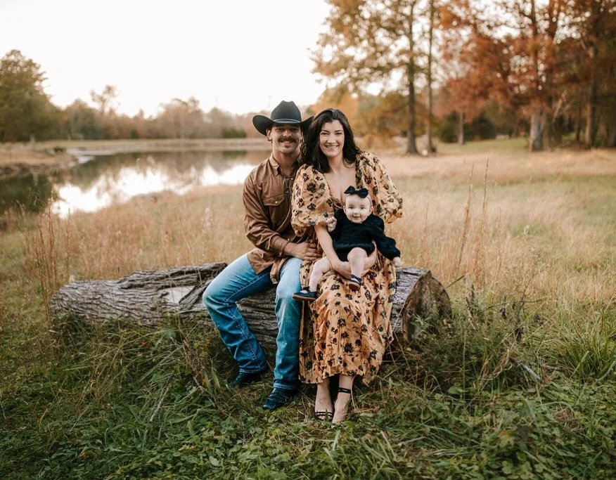 A quiet moment, a growing family, and a whole lot of love.
These are the seasons you&rsquo;ll want to remember&hellip; the way they fit perfectly in your arms, the way time feels like it slows down just enough.

📍 The Daffodil Farm | Calhoun, GA
📅 