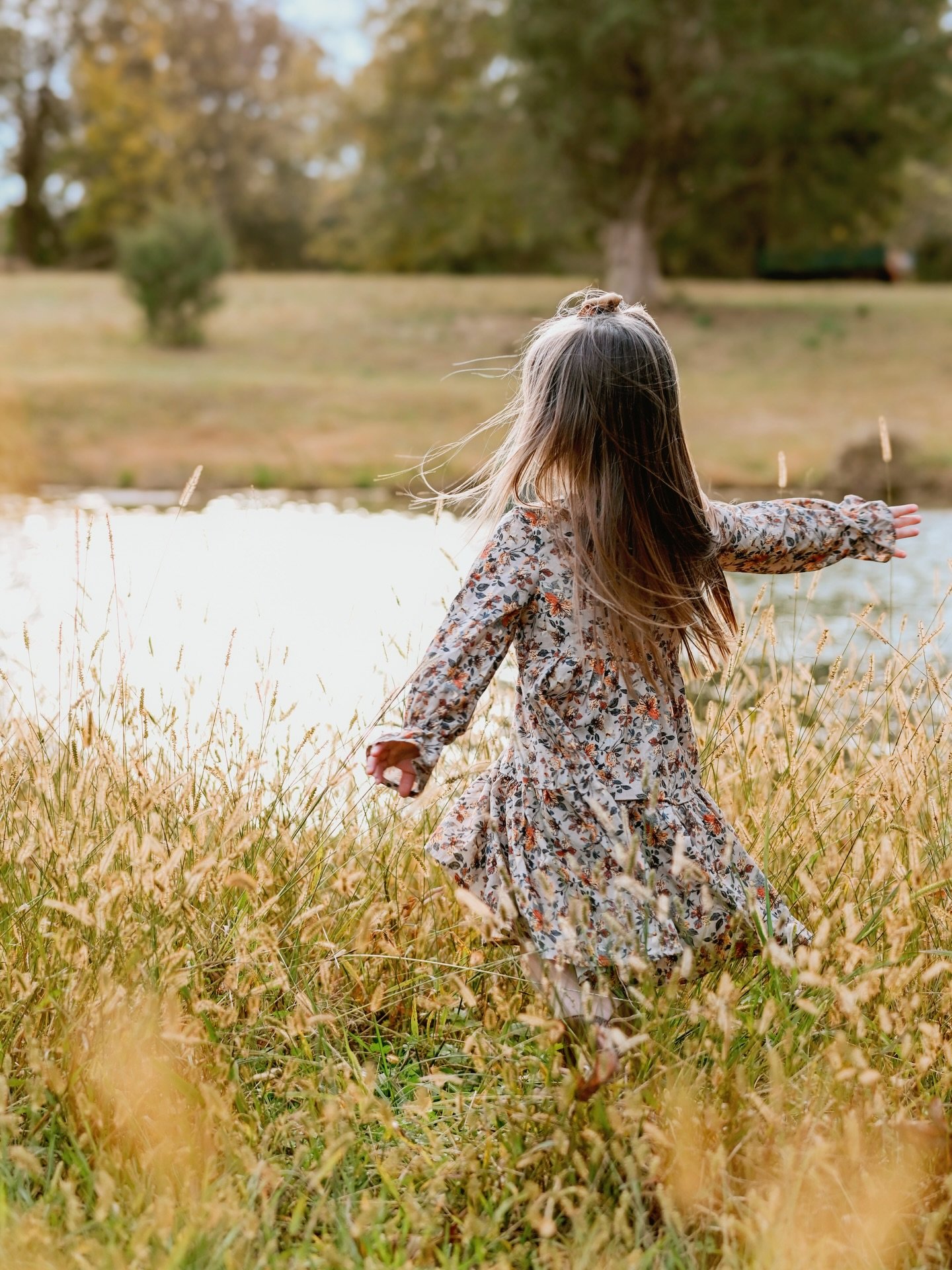 Pure joy in motion&hellip; a little girl dancing through tall, golden wheat grass with the lake stretching out in the distance. These are the moments that feel carefree, magical, and full of wonder&hellip; the kind of childhood memories that live on 