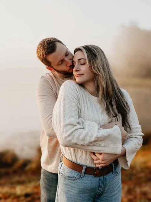 Foggy mornings at The Daffodil Farm are absolutely stunning this time of year.
There&rsquo;s something so peaceful about the way the fog settles over the fields, creating the dreamiest light and the calmest start to the day. These quiet mornings alwa