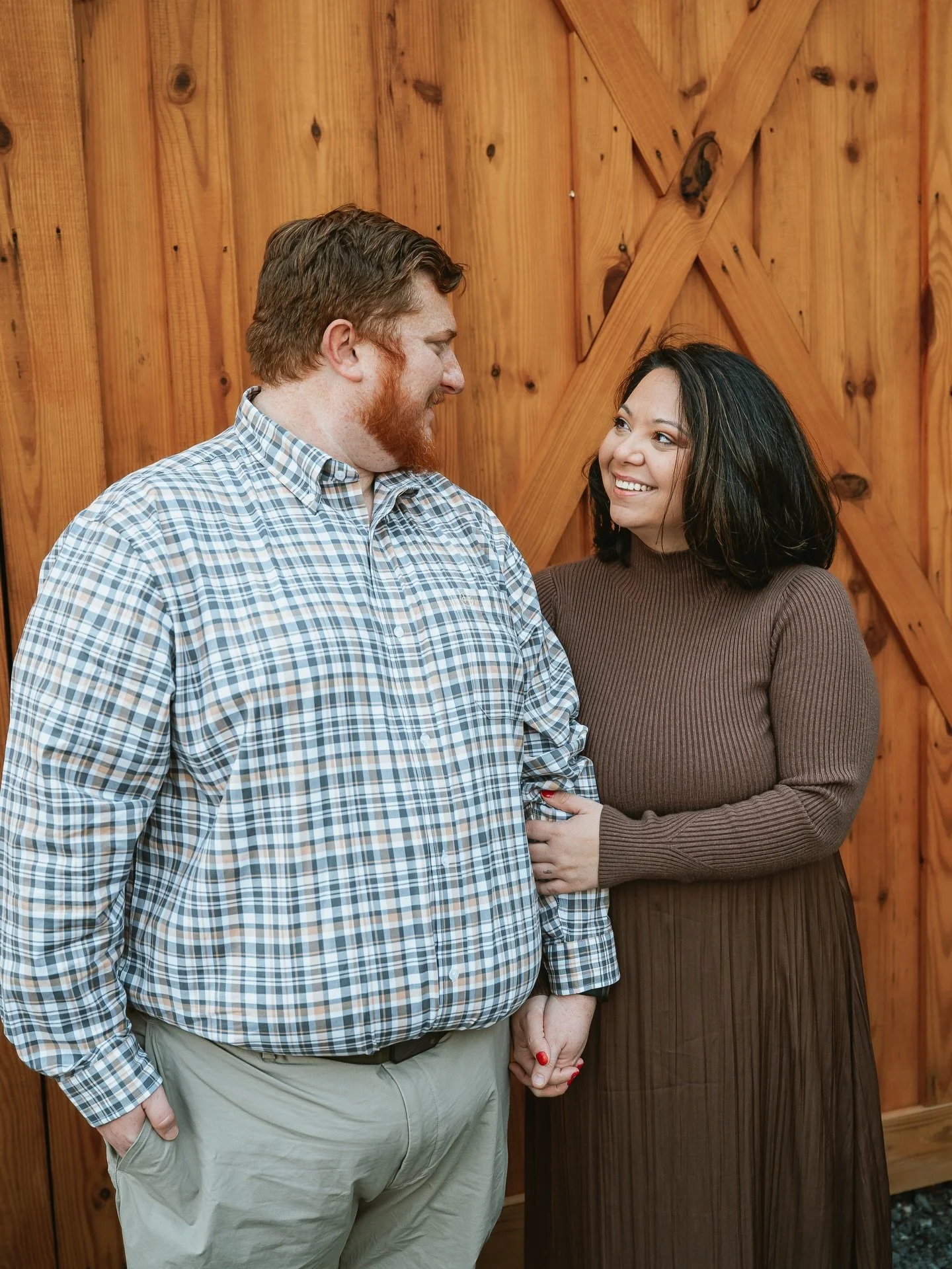 Wrapped up in each other, tucked against the sliding barn door of our black modern barn in Field One&hellip; simple, intimate, and effortlessly romantic. This spot is a favorite for couples who want something bold yet timeless&hellip; where modern li