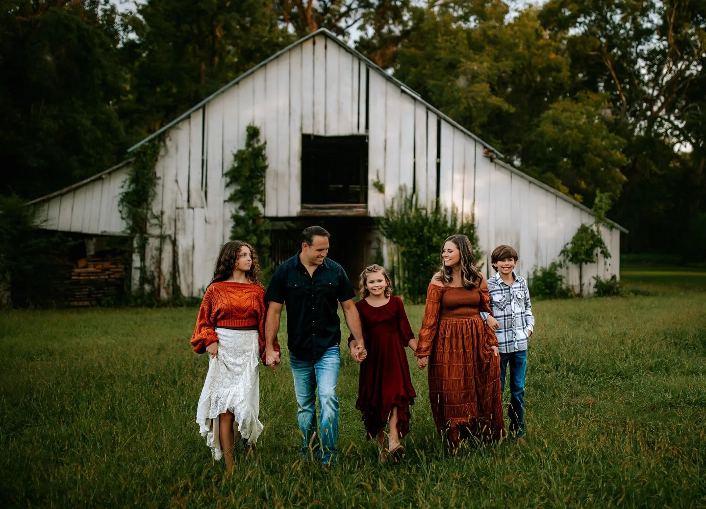 Our historic barn has some of the most breathtaking views on the farm&hellip; and as always, it&rsquo;s a favorite for a reason. Golden light, open fields, and a backdrop that feels both nostalgic and beautiful in every season.

Booking now for sprin