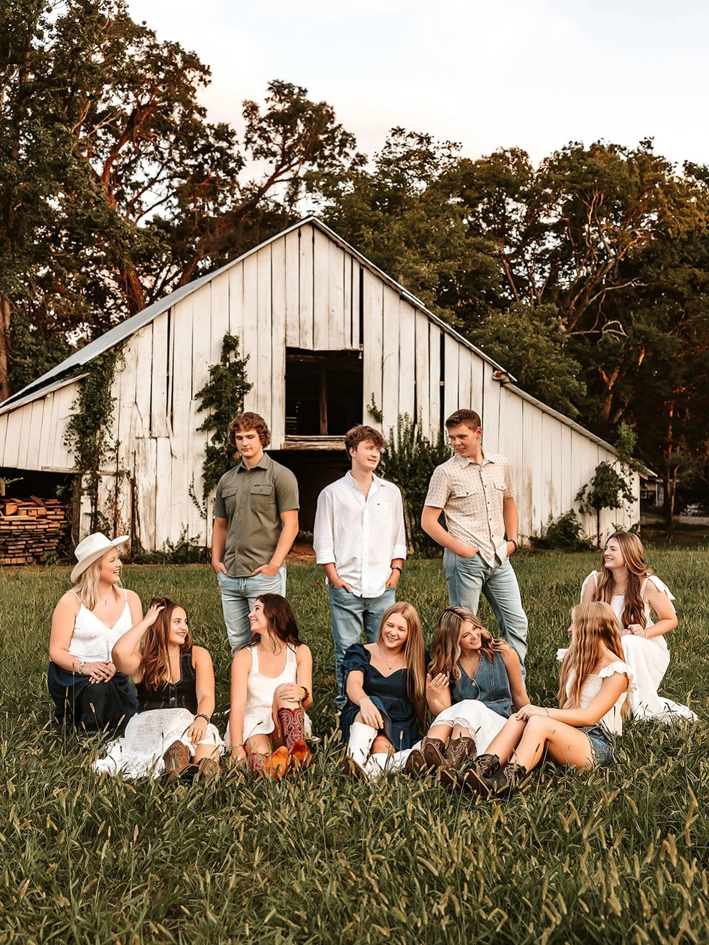 It&rsquo;s senior season! A milestone worth celebrating, friendships worth remembering, and memories that deserve a backdrop as meaningful as this moment. There&rsquo;s nothing we love more than seeing a group of seniors soaking it all in together in