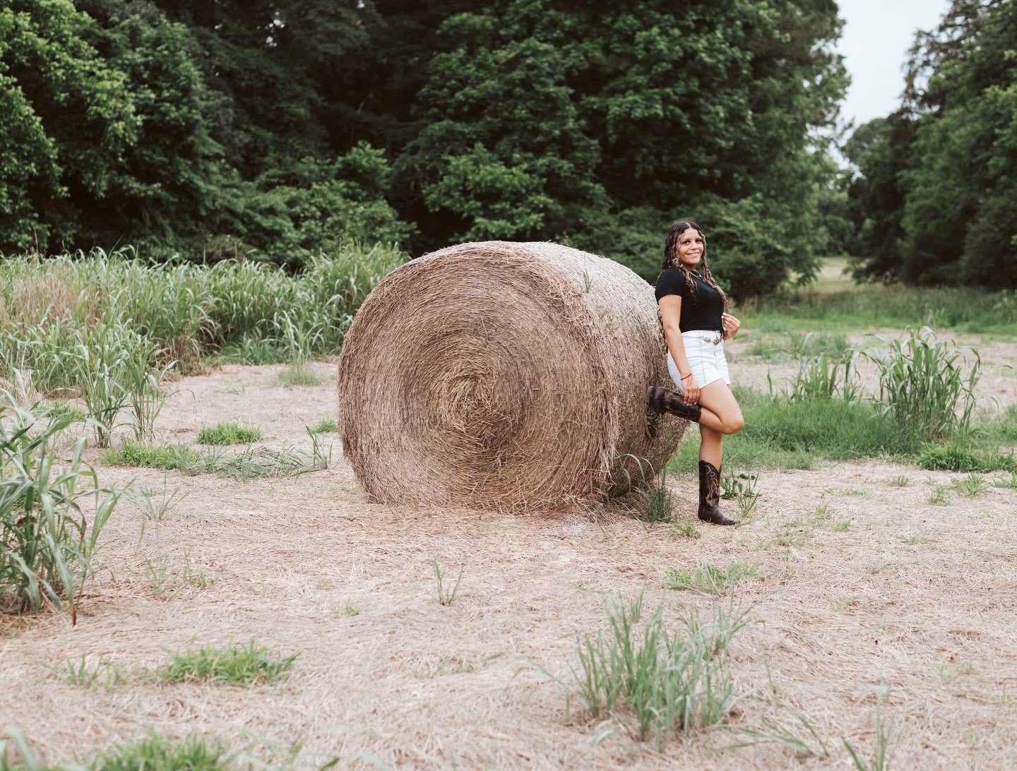 Field Two brings that effortless, confident, golden-hour energy that senior sessions deserve.

When you book Field Two, you get the full setup&hellip;
Our gorgeous hay bale for a relaxed, editorial vibe,
the giant tree with those dramatic hanging bra