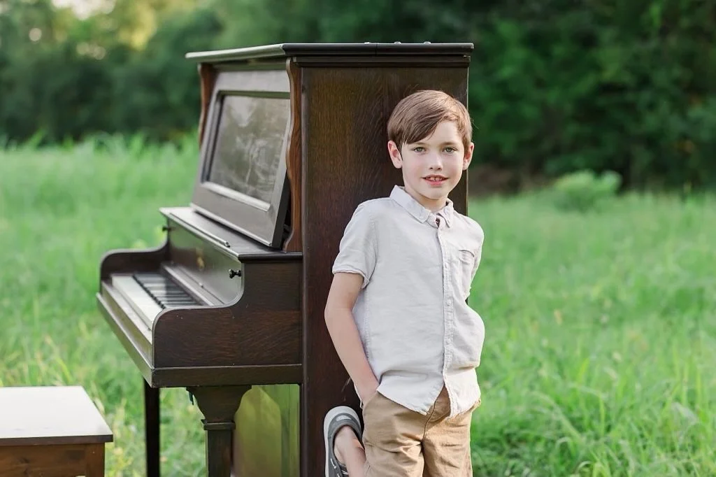 Our vintage piano is one of those little surprises at The Daffodil Farm that instantly makes a session feel extra special. It&rsquo;s such a fun backdrop and the perfect way to add a little individuality and whimsy to your photos. Whether it&rsquo;s 