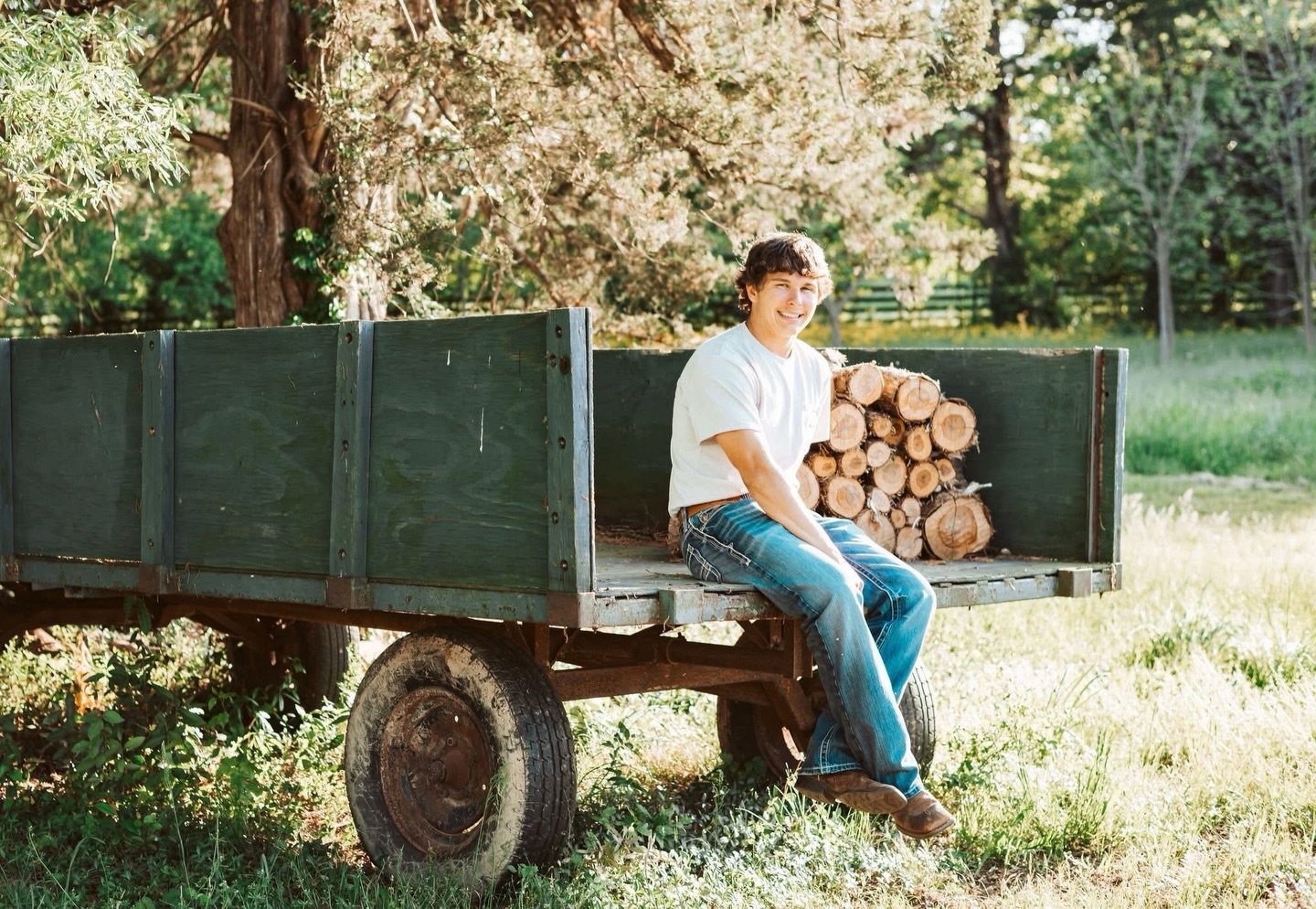 The vintage trailer adds the perfect pop for a senior guy session&hellip; something a little different, a little unexpected, and full of personality.

Booking now for senior sessions!
📸 @lindafayephotographyga 
📅 By appointment only.
📍 The Daffodi