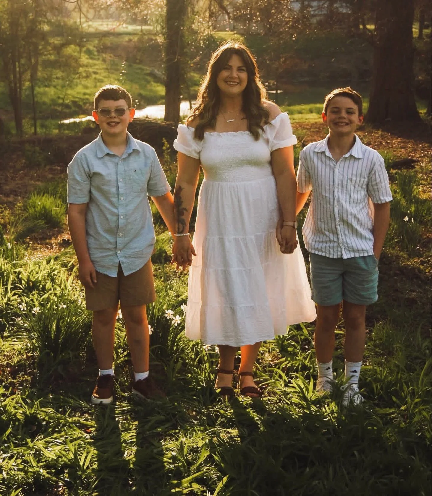 Golden light, open fields, and sweet summer memories 🌿✨ Weekend appointments are available at The Daffodil Farm and it is such a beautiful time for family photos right now. Whether you&rsquo;re updating family portraits, celebrating a milestone, or 