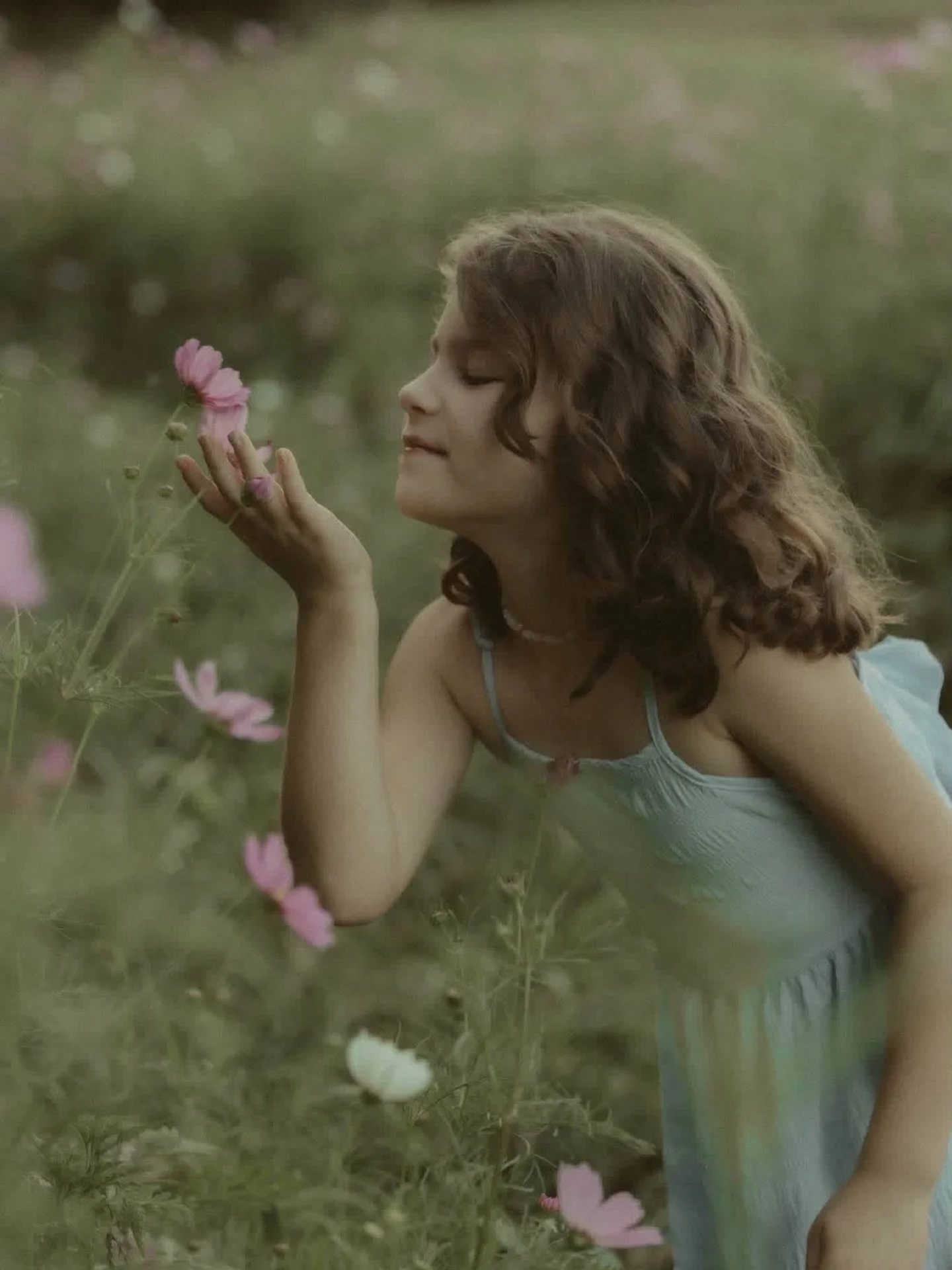 The wildflowers are still putting on a show, but they won&rsquo;t be here forever. 🌼 If you&rsquo;ve been waiting to book your session, this is your sign to grab a date before these blooms are gone. With fields full of color and so many beautiful sp