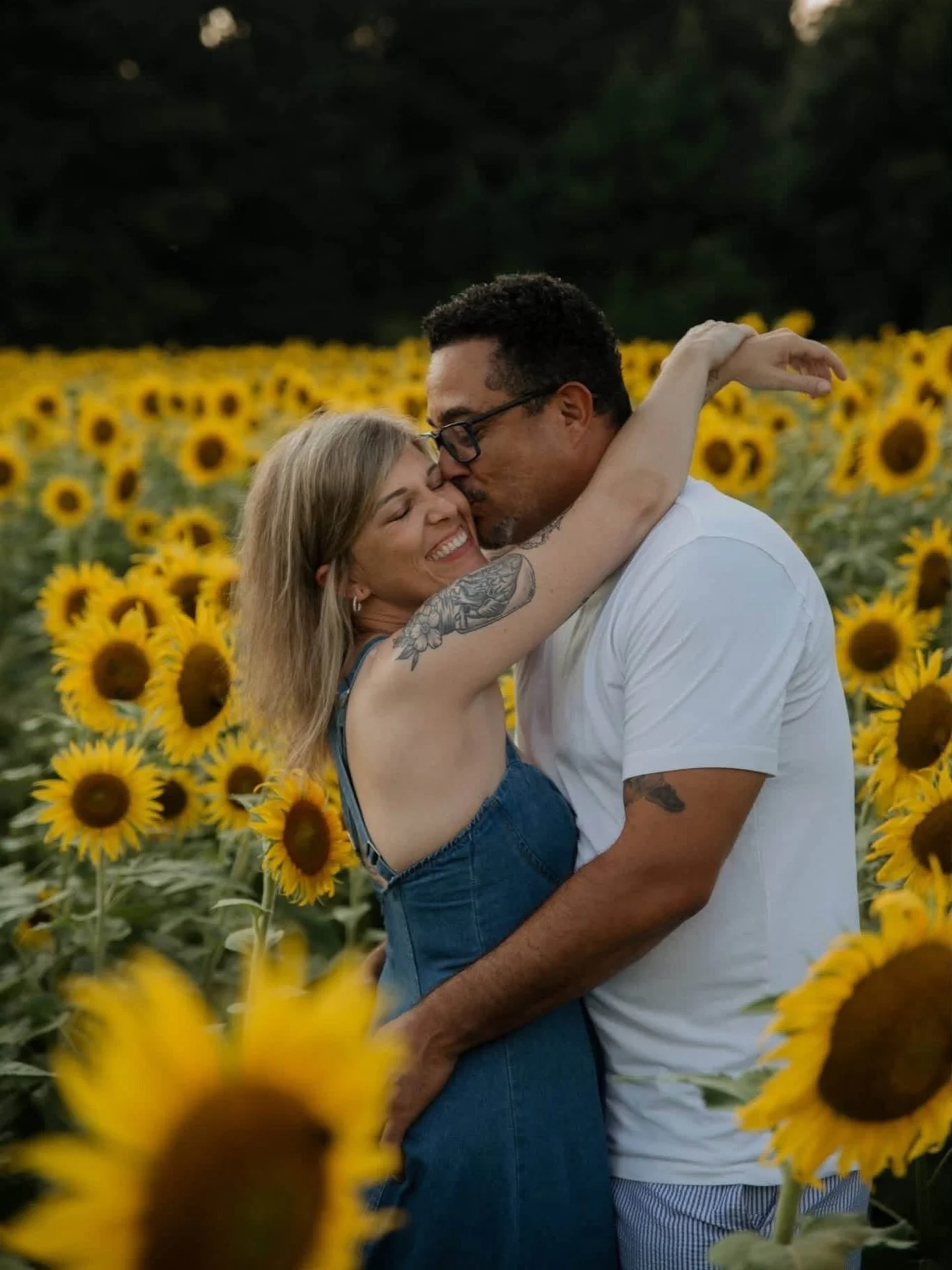 🌻 We only have a little longer left with the sunflowers, so don&rsquo;t wait! Their peak bloom won&rsquo;t last much longer, and once they&rsquo;re gone, they&rsquo;re gone. Now is the perfect time to book your session and capture these golden field