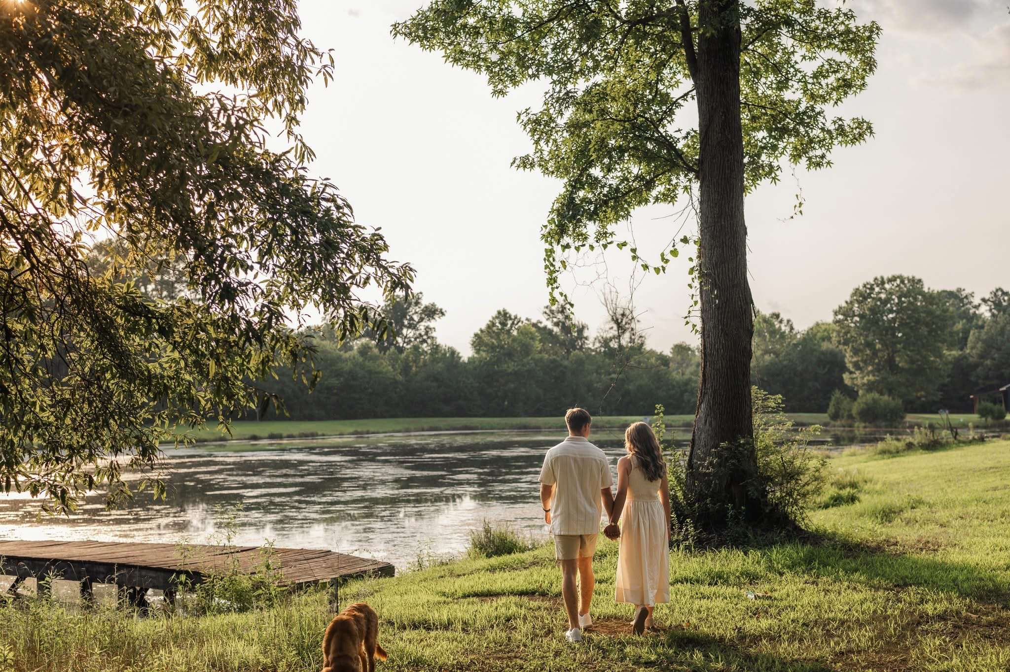 A quiet walk toward the dock, five acres of still water, and your favorite person beside you. 🤍

📍The Daffodil Farm | Calhoun, GA
By appointment only
📸: @_hschuster