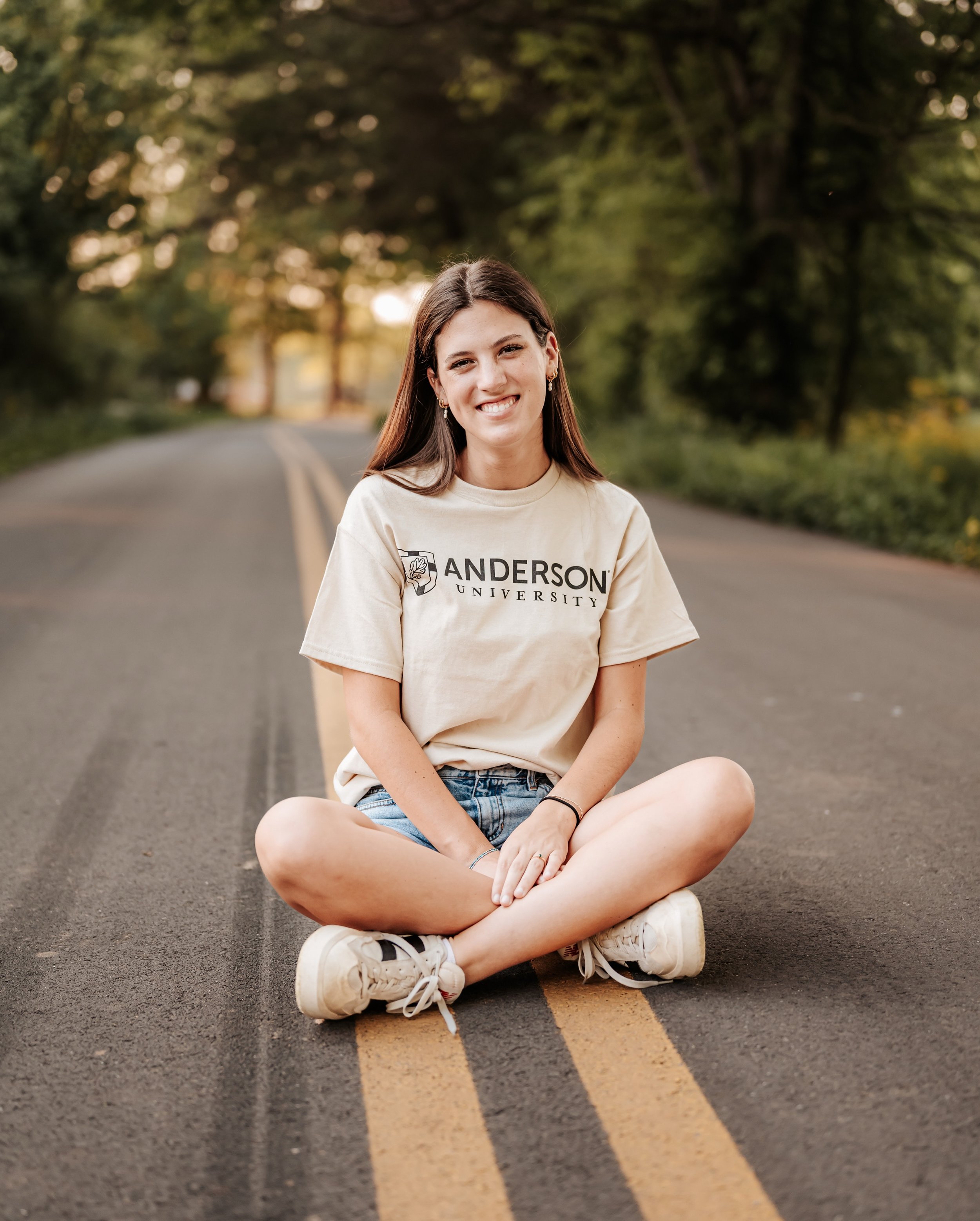 Calling all seniors 🎓 How perfect is this dreamy road right next to The Daffodil Farm? With gorgeous trees and even more variety, it&rsquo;s the perfect addition to your senior session.

📍 Calhoun, Georgia
By appointment only
📸 Photographer: @cbl_