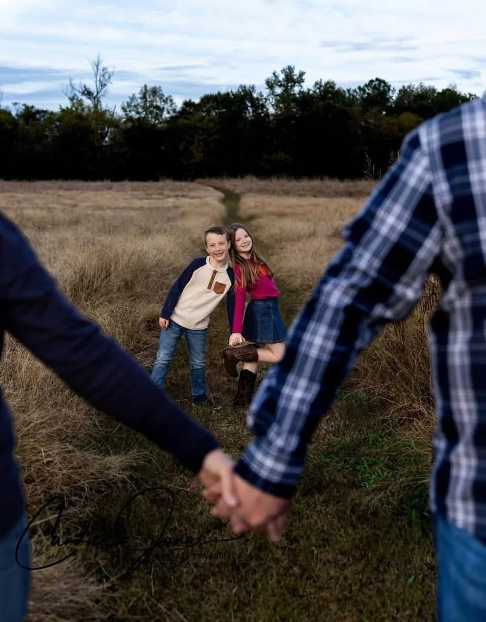 Fall at The Daffodil Farm is something special. 🍂 Our beautiful tall grasses are starting to get ready for their signature golden-brown tones, creating the dreamiest backdrop for family photos. One of our most loved fall locations, and for good reas