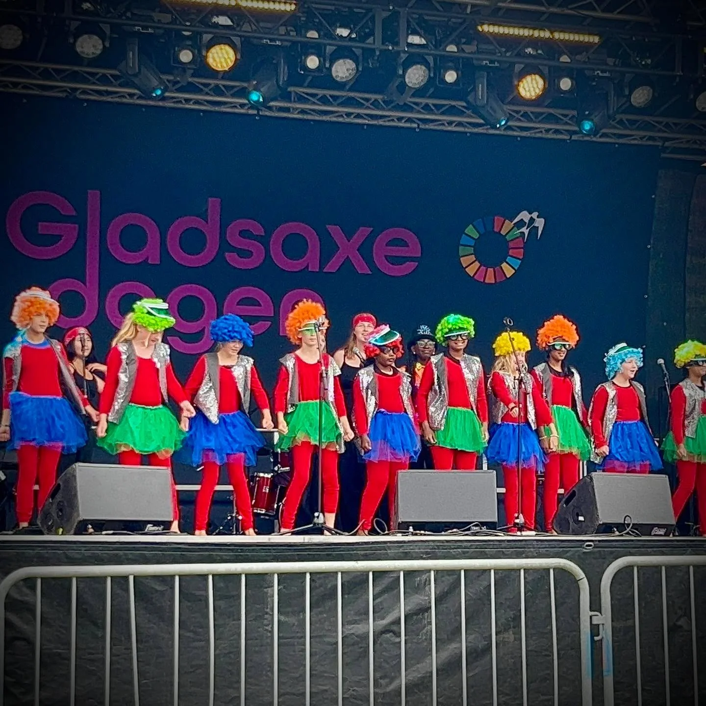 Tak til alle de s&oslash;de mennesker, der var m&oslash;dt op for at se vores bidrag til #gladsaxedagen2026 : Et mikro-turbo-udklip fra Charlie og Chokoladefabrikken som vi spillede i for&aring;ret!

Nu er der kun en uge til, at s&aelig;sonen rigtig 